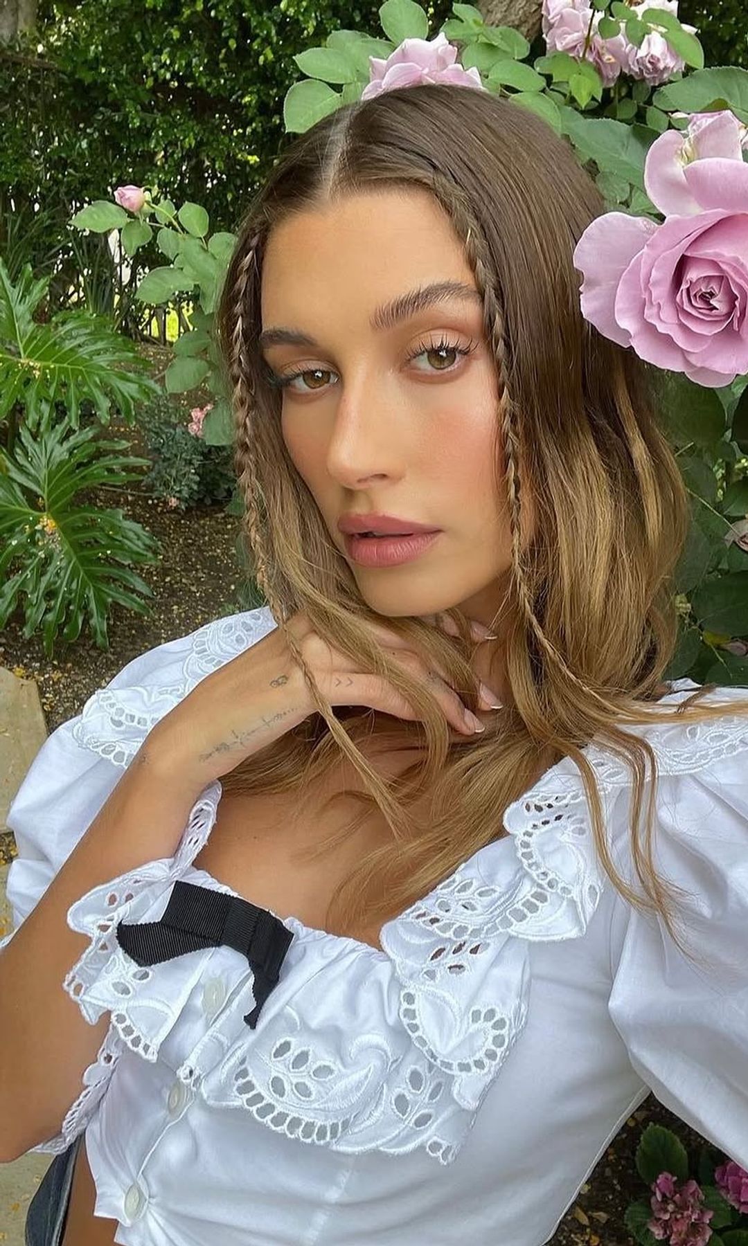 Hailey Bieber con máscara de pestañas natural