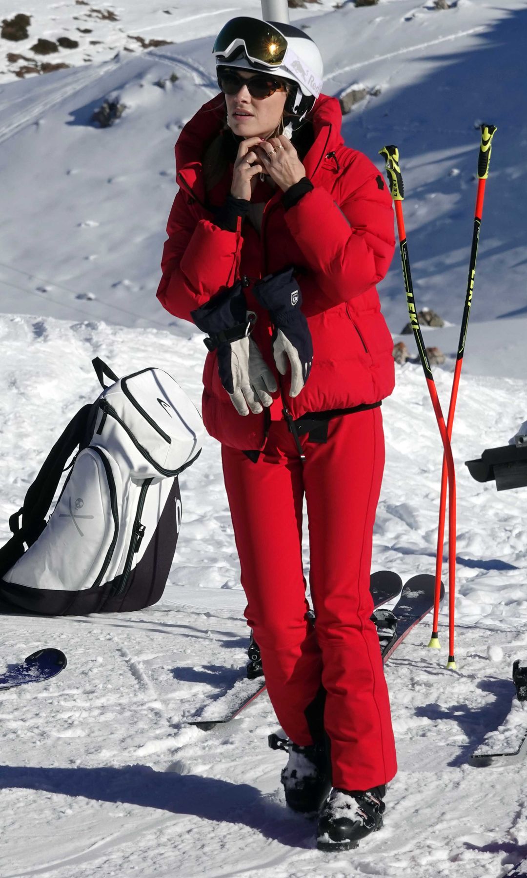 Beatrice Borromeo se decantó por prendas en rojo y acolchadas de Moncler.