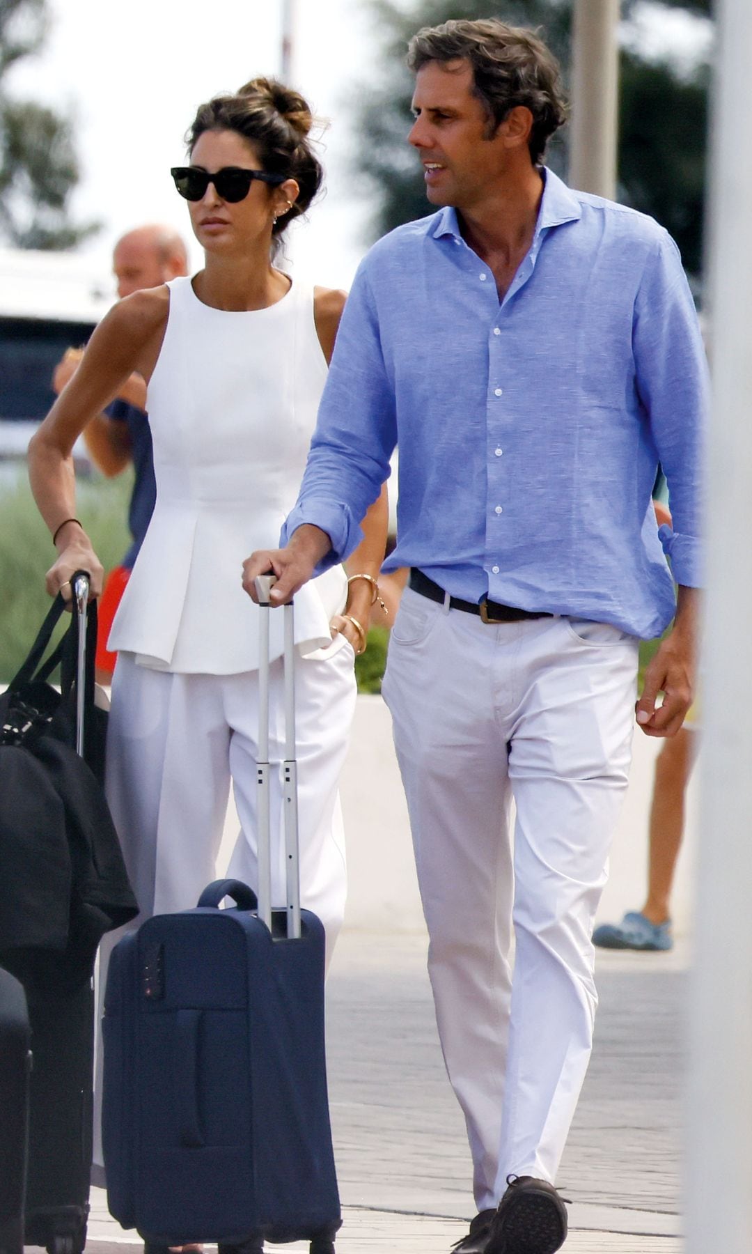 La diseñadora llegó a la isla junto a su marido, Javier Martínez de Irujo; sus hijos, y un grupo de amigos