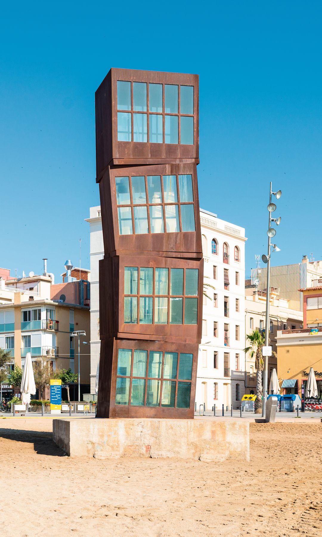 La escultura 'La estrella herida', de Rebecca Horn. La Barceloneta, Barcelona
