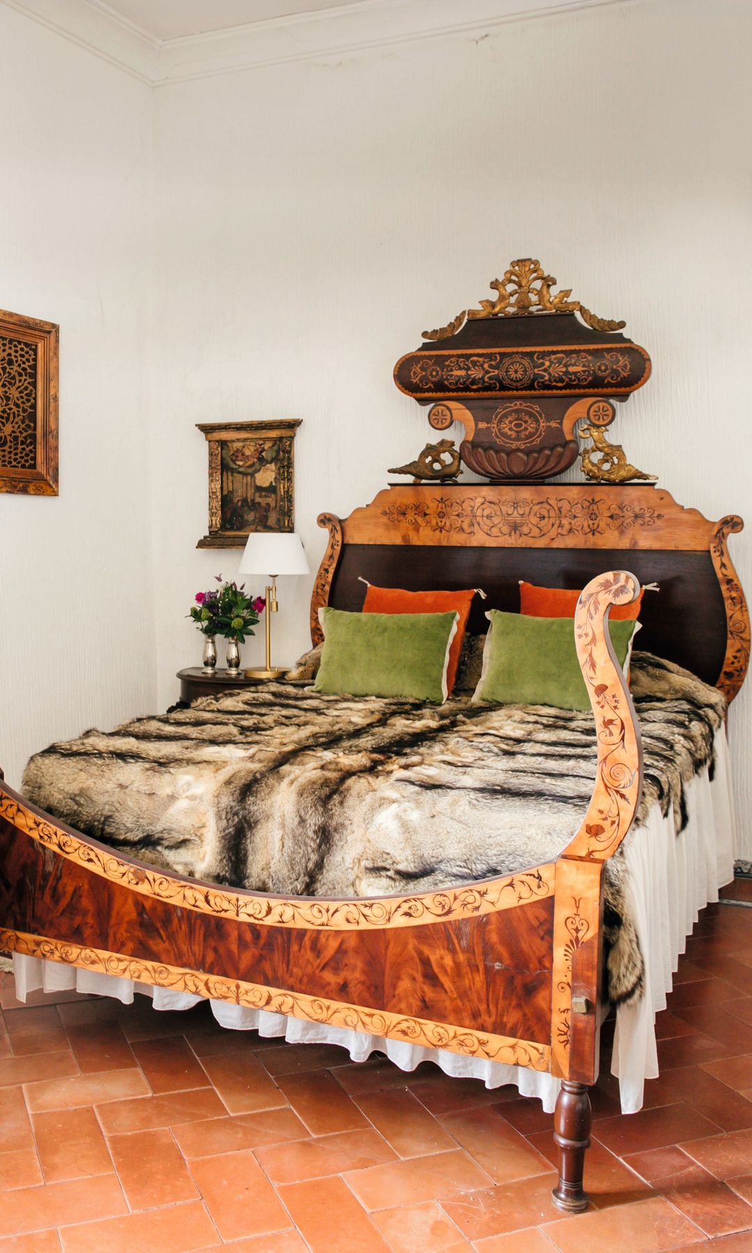 Uno de los dormitorios principales con cama mallorquina estilo imperio de caoba con marquetería vegetal e incrustaciones de limoncillo, perteneciente a la marquesa de San Joaquín