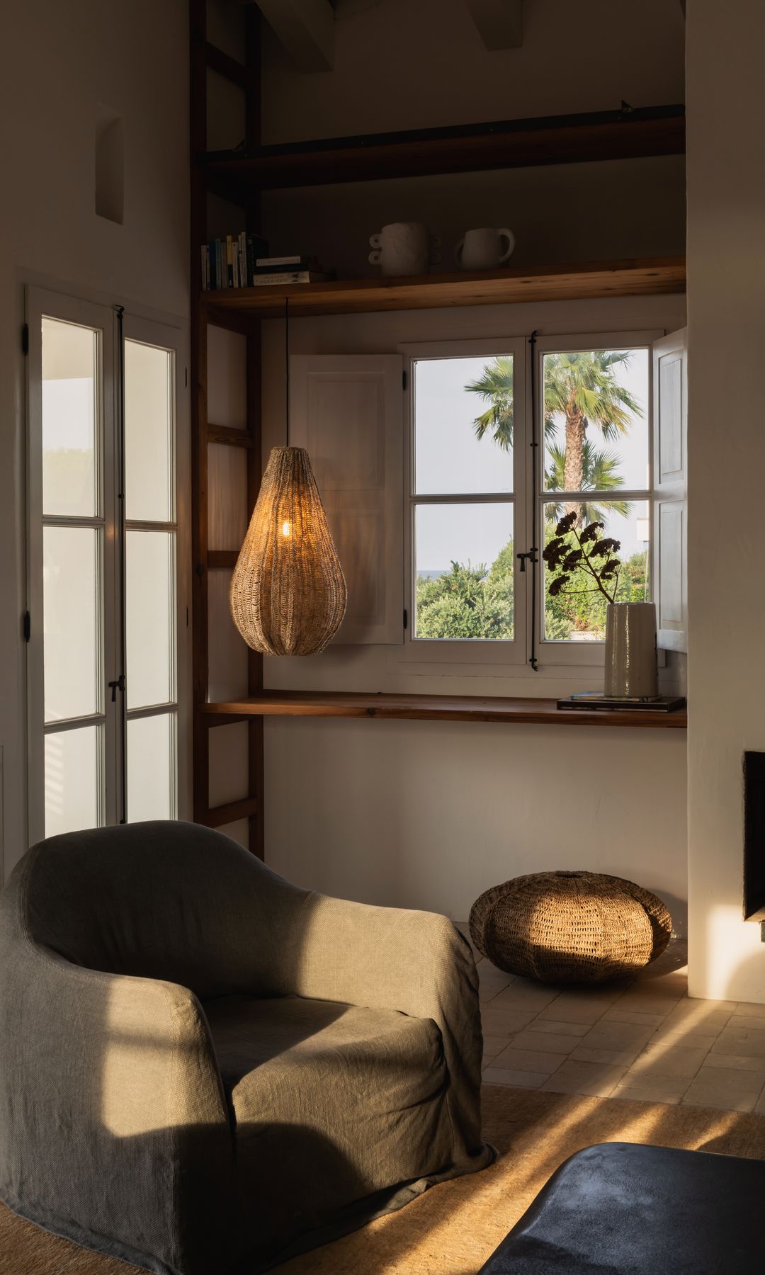 Lámpara de techo en un rincón del salón