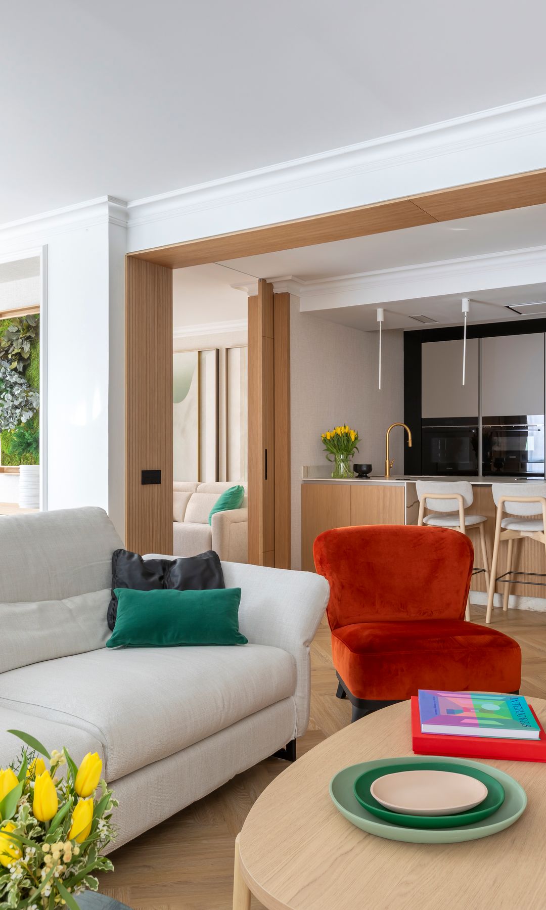 Salón con cocina abierta, en un proyecto de HD Decoración