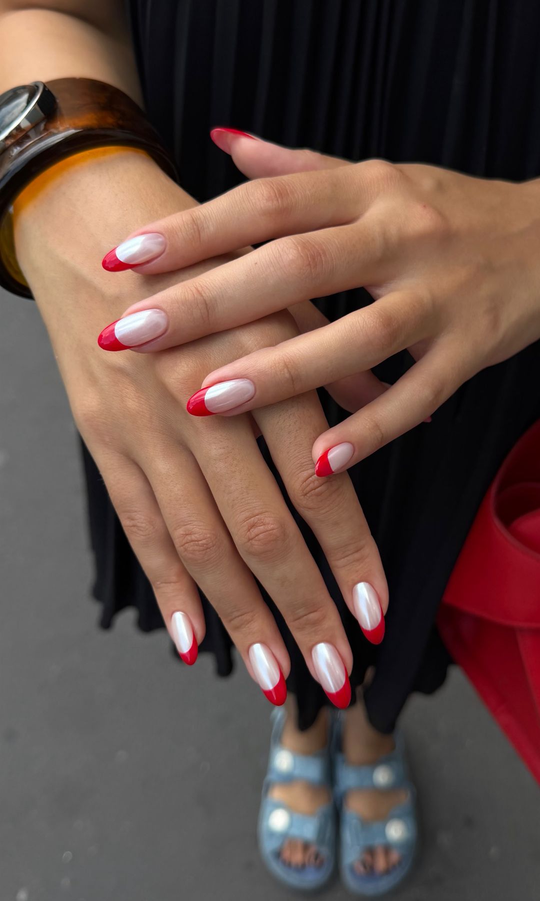 Manicura francesa glaseada con líneas rojas
