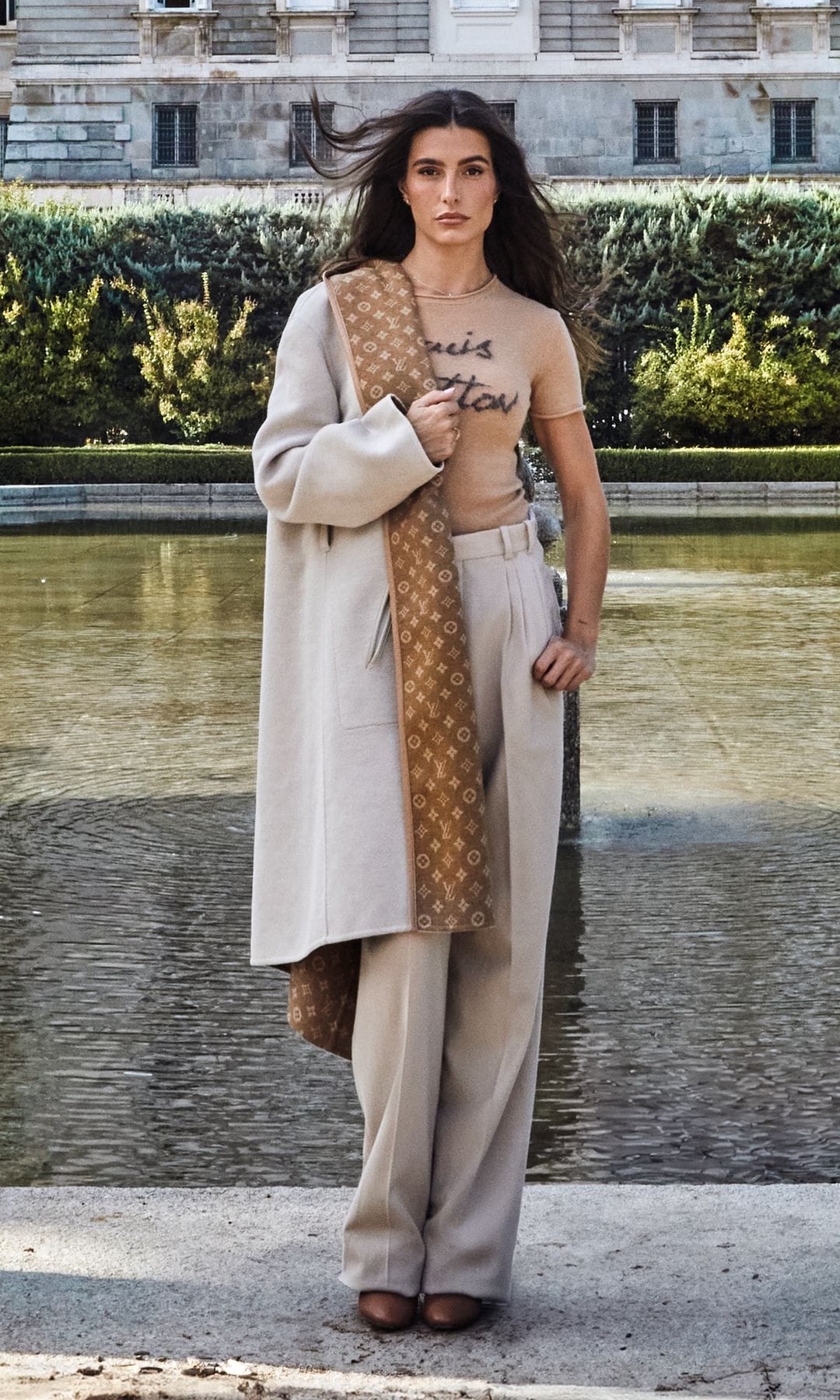 La "influencer" de 28 años posa con dos "looks" de Louis Vuitton. Aquí, con top de punto, mezcla de lana y cachemir, abrigo reversible con capucha de lana, cachemir y seda con el icónico motivo Monogram y pantalones rectos de sastrería