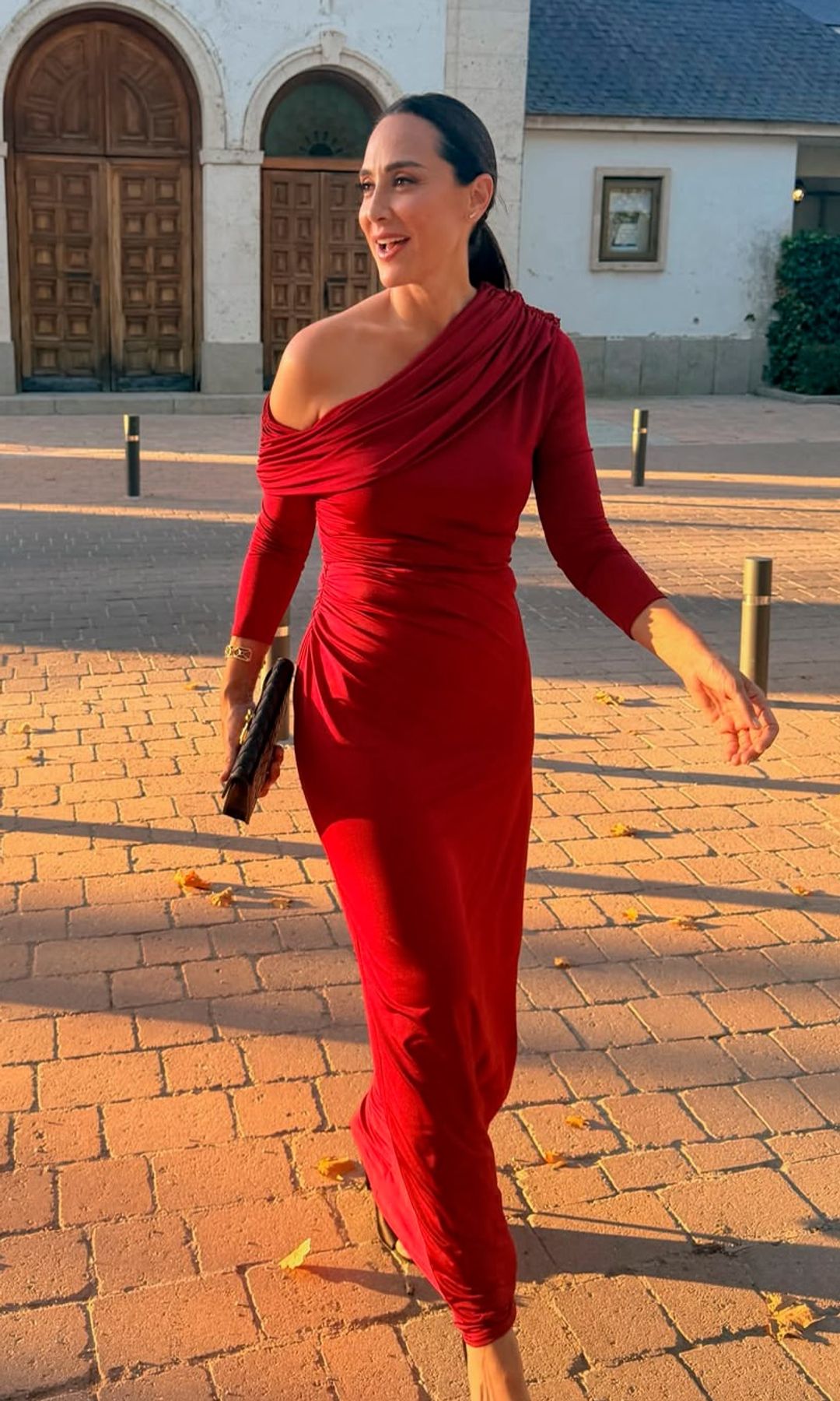 Tamara Falcó deslumbra como invitada con este vestidazo y reafirma la elegancia atemporal heredada de su madre