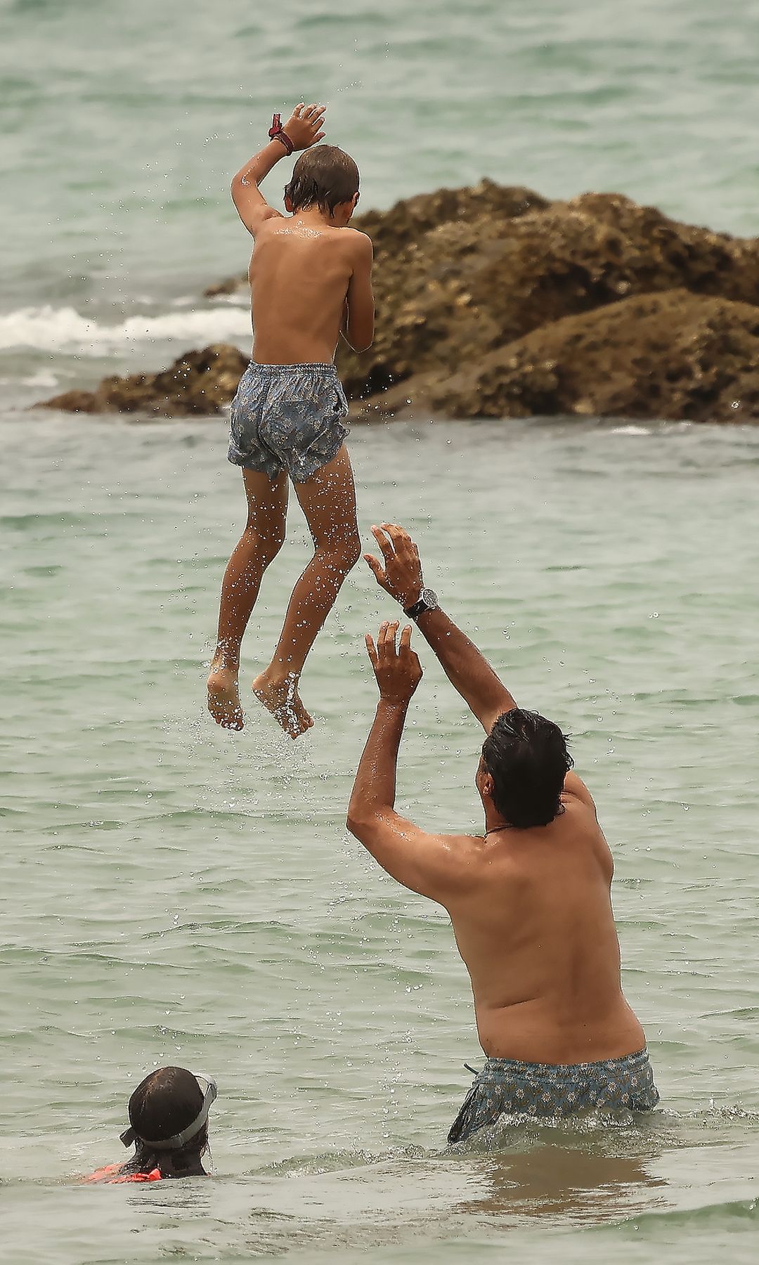 Fran Rivera 'lanzando' a su hijo al agua