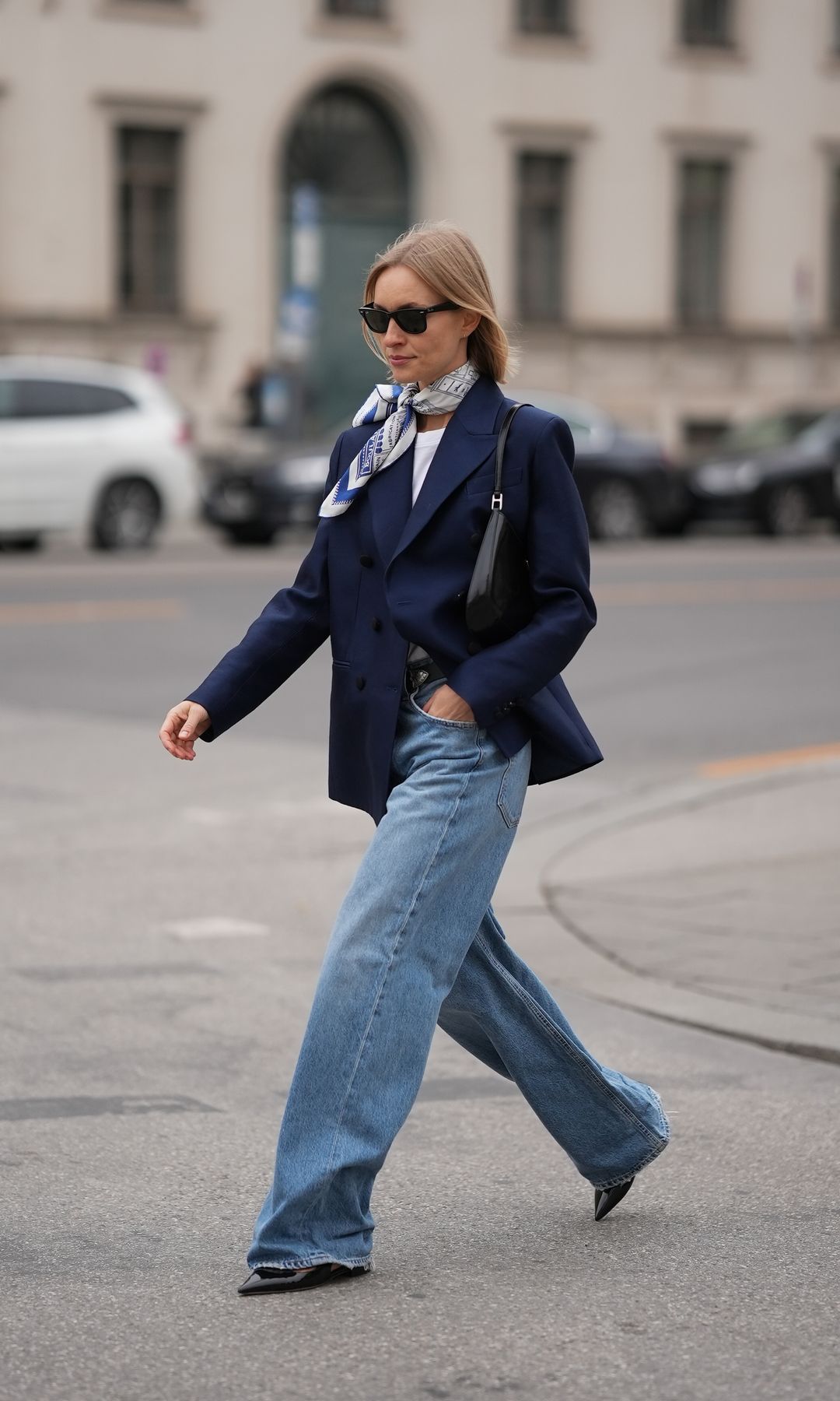 Azul y negro sí van juntos: así los combina Rochi Laffón