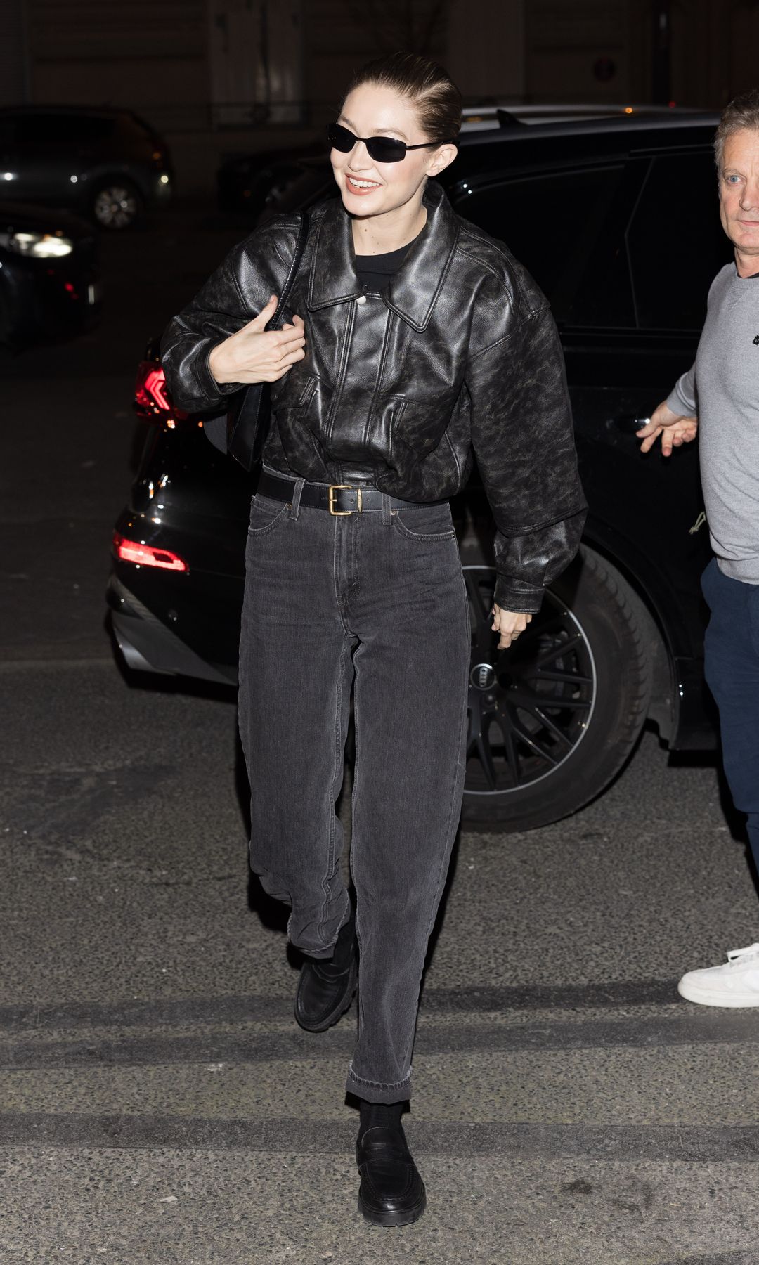 Gigi Hadid con mocasines en París