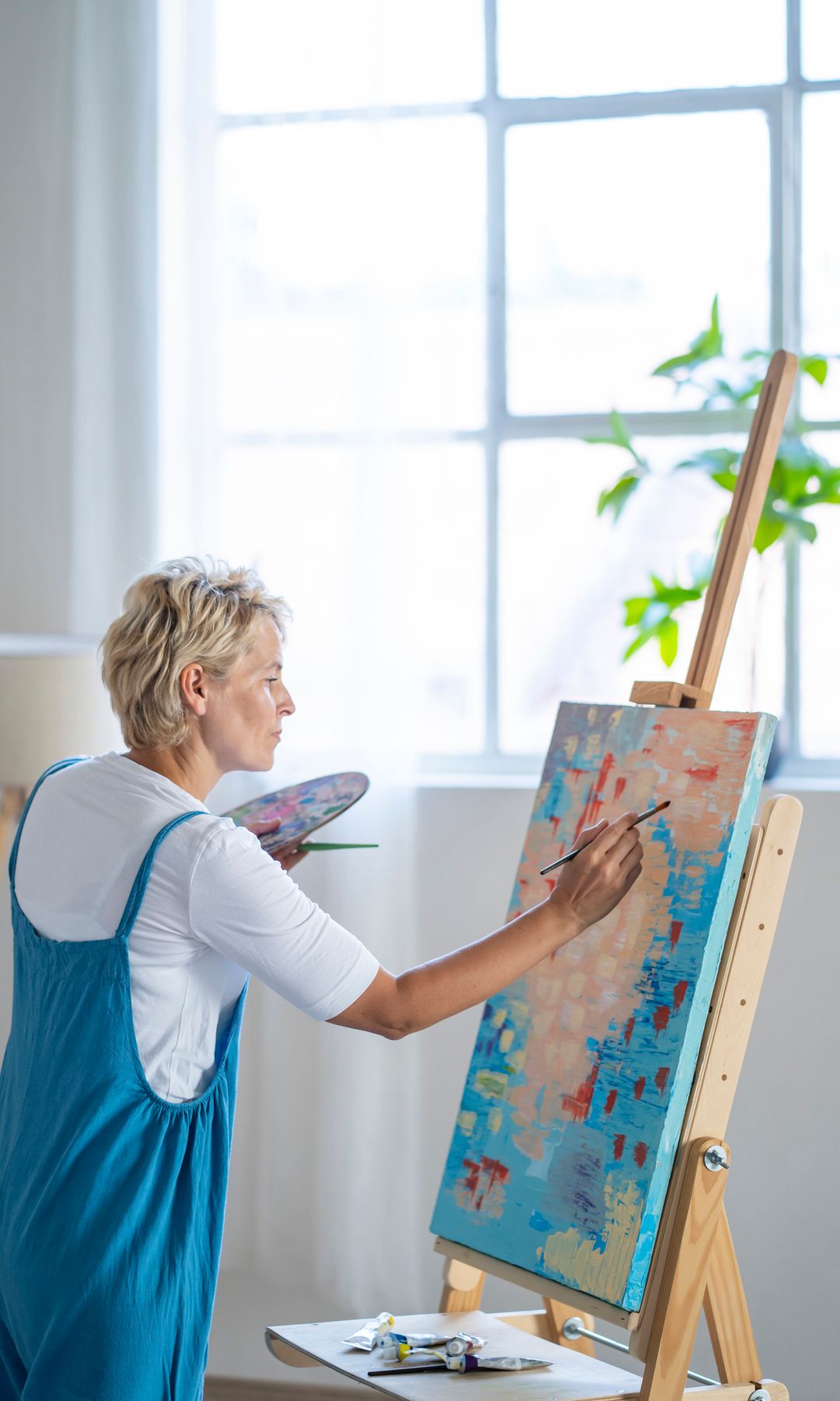 Mujer madura pintando un cuadro