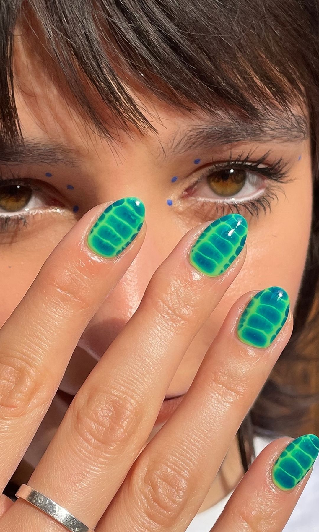 Manicura verde con manchas azules