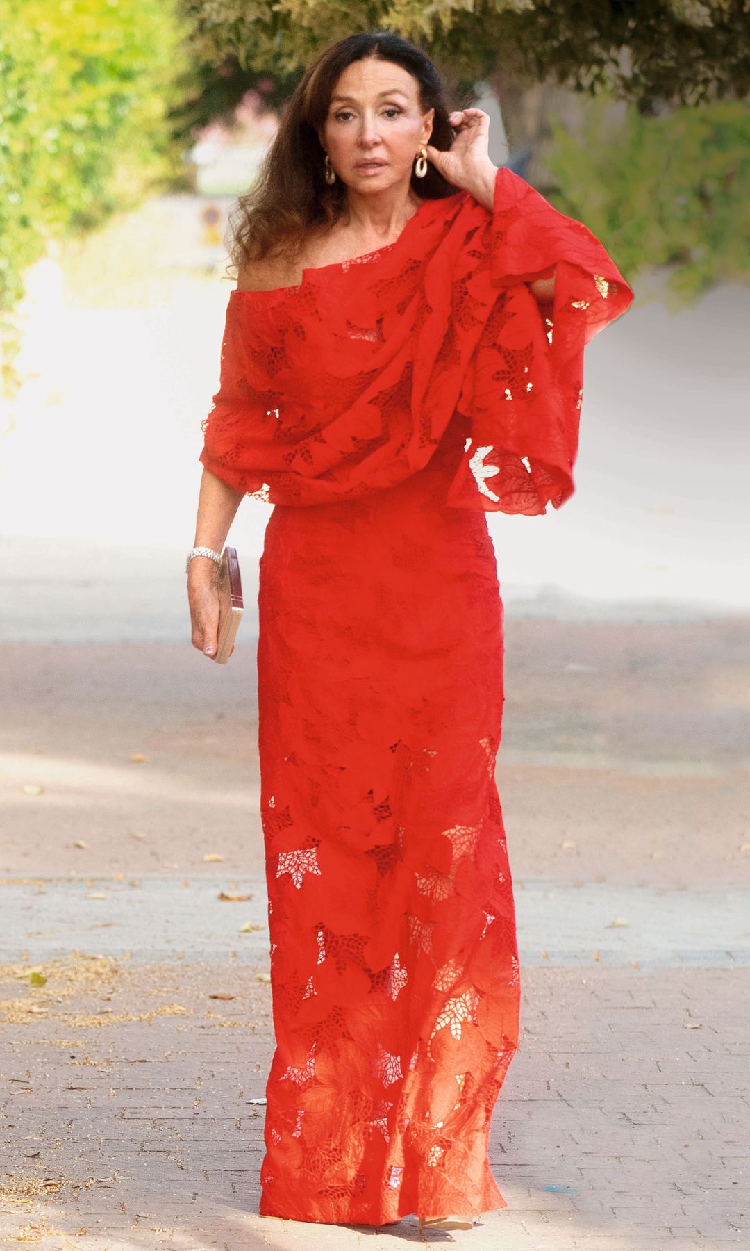 Su hermana Esther escogió un diseño largo en rojo, el mismo tono por el que se decantó la madre de Carlota, Bárbara Chapartegui