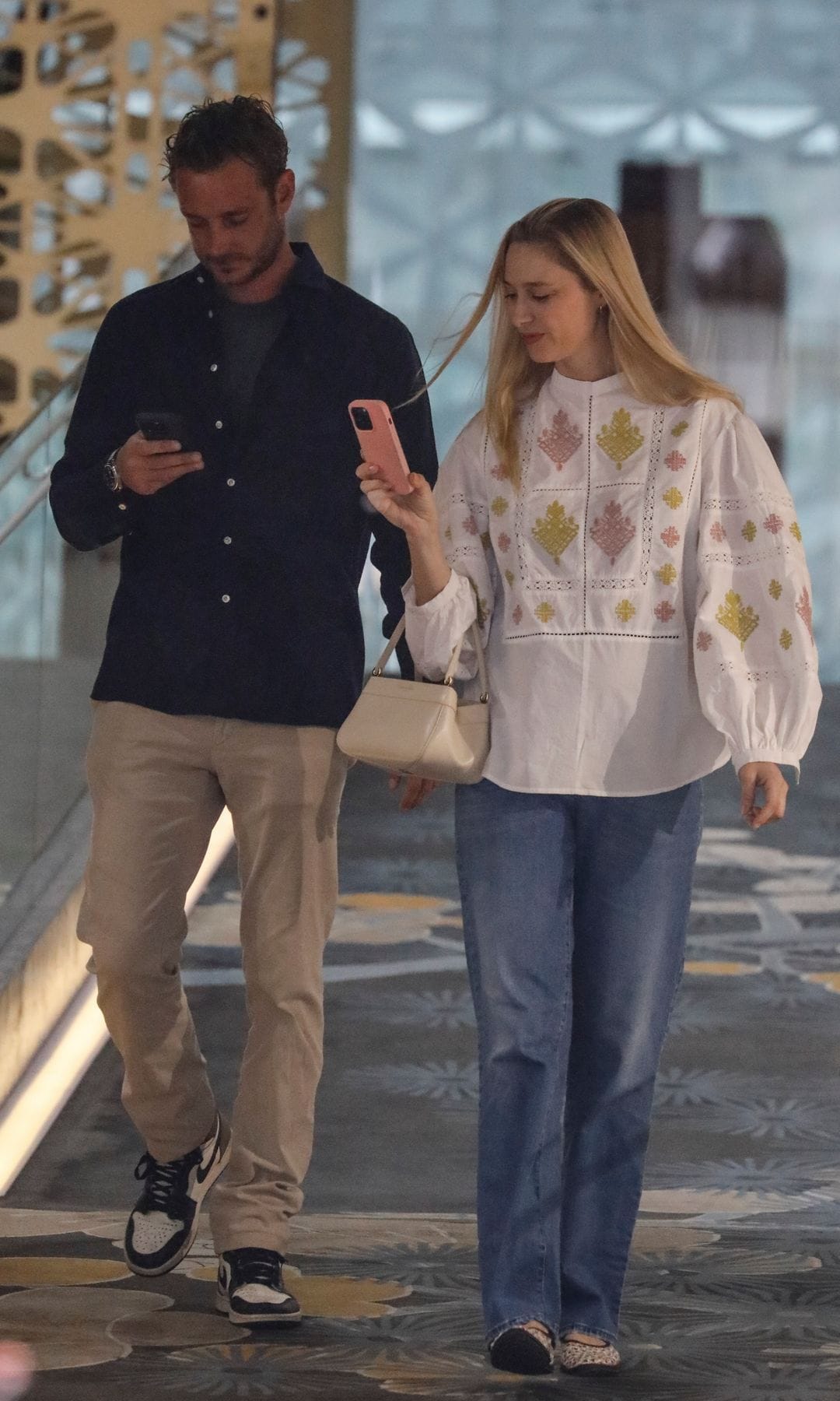 Pierre Casiraghi y Beatrice Borromeo paseando juntos