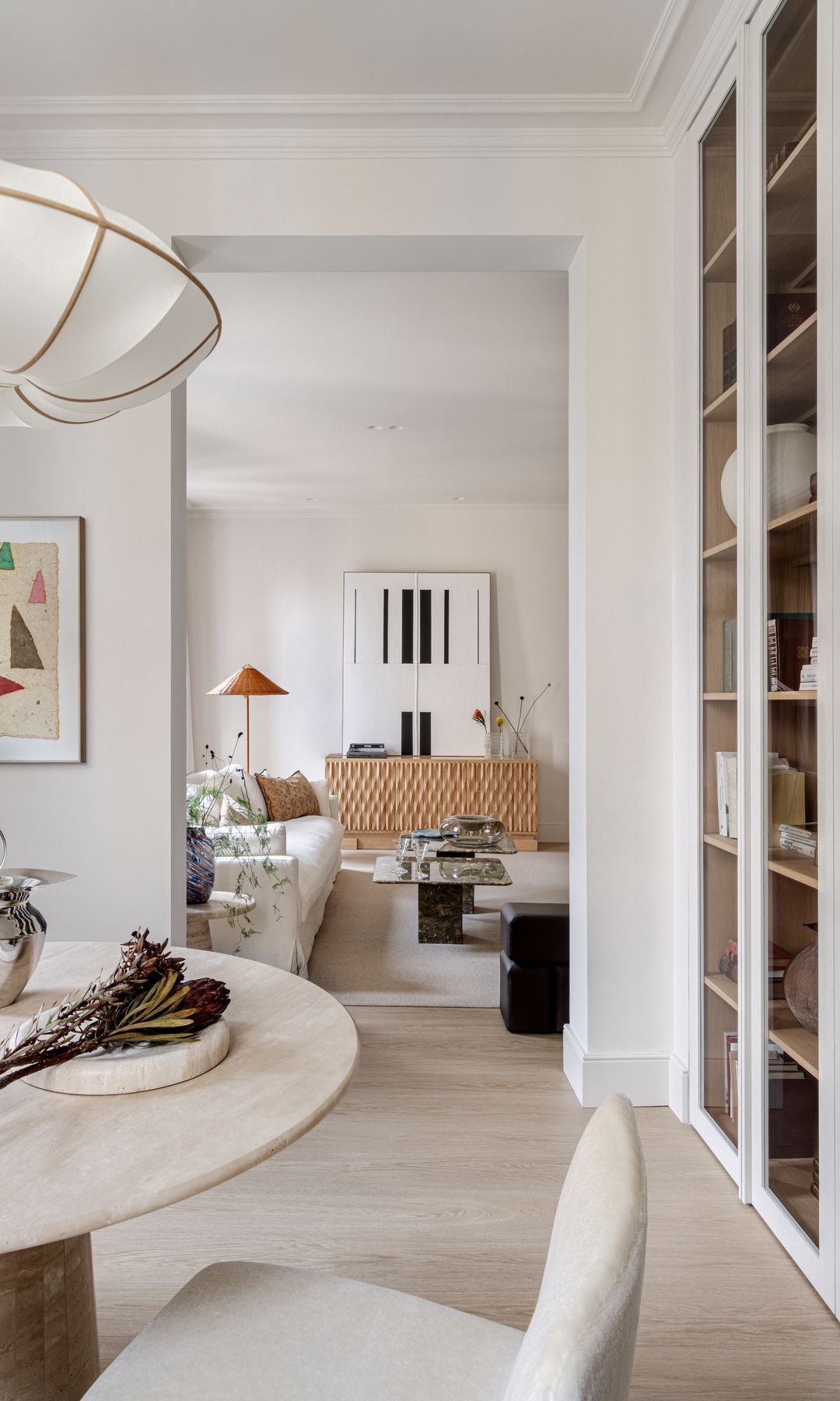 Vitrina a medida de suelo a techo en el comedor