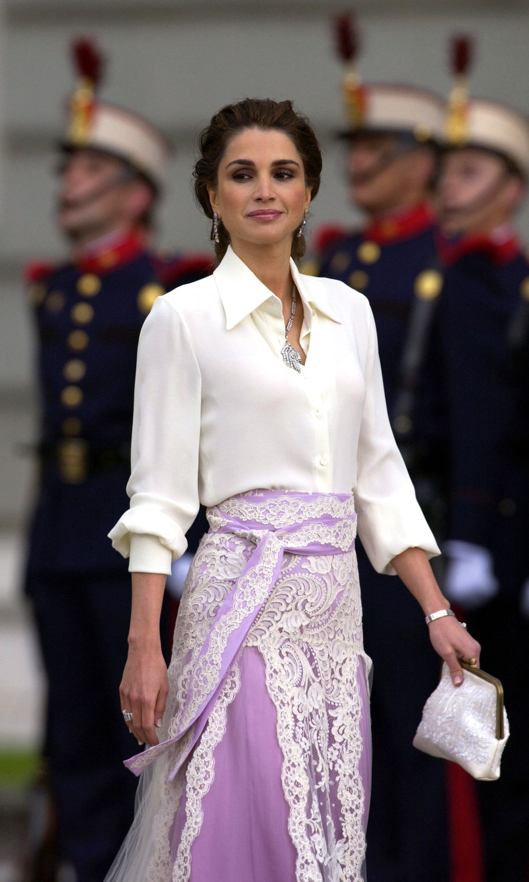 Rania de Jordania con blusa blanca y otros looks de invitada vistos en el enlace de Felipe y Letizia que puedes ponerte a día de hoy