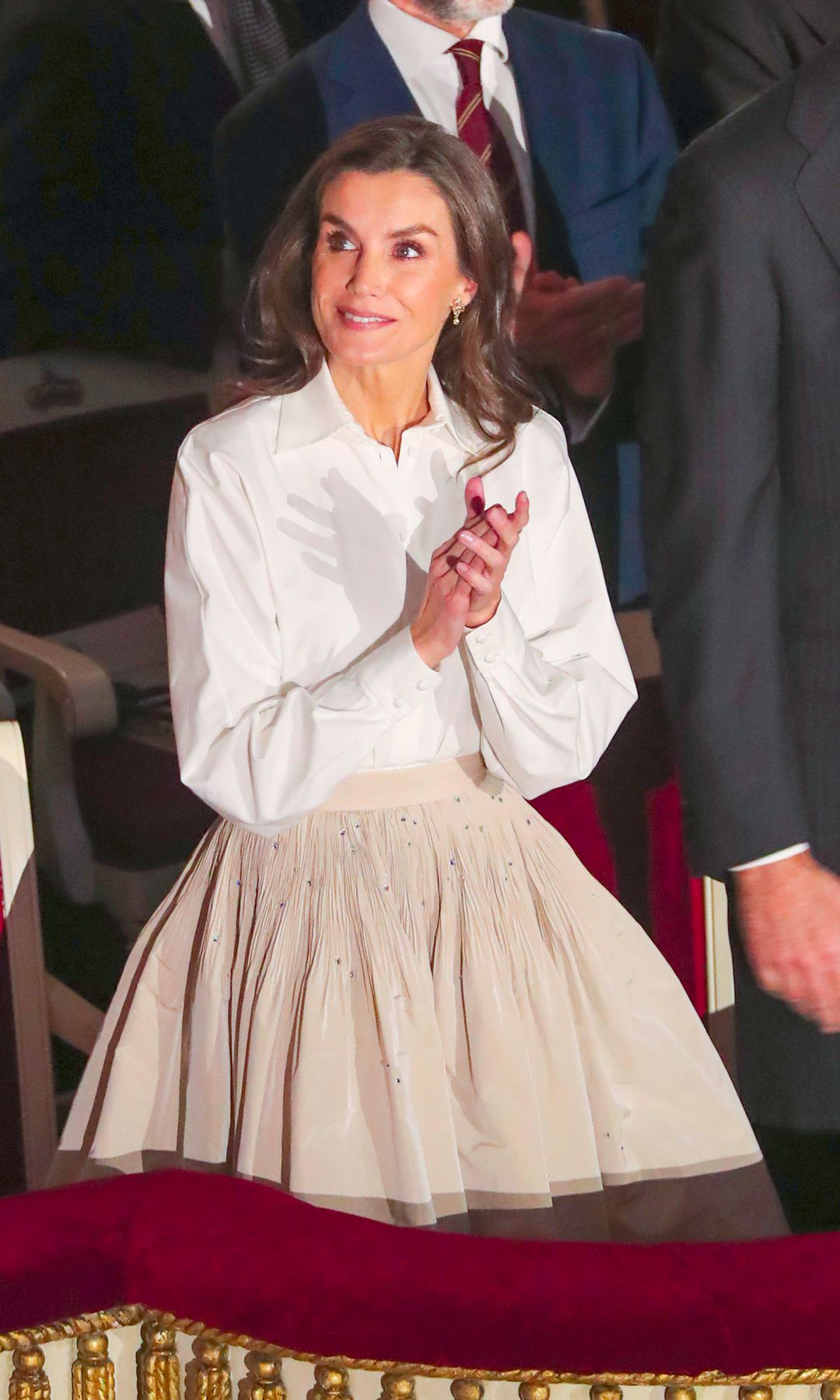 La reina Letizia se inspira en el icónico look de camisa blanca que ...