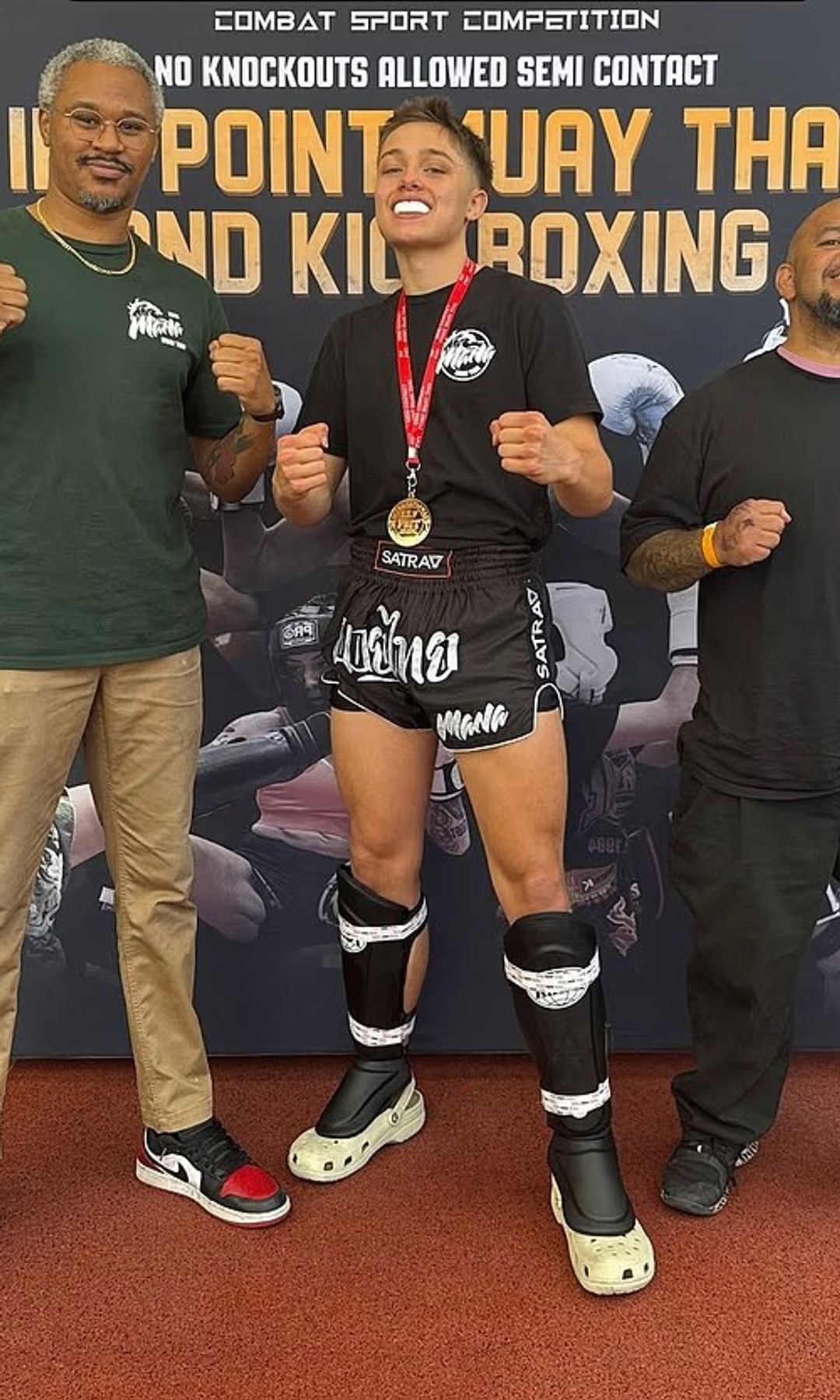 Knox Jolie posó orgulloso tras su triunfo en muay thai el mismo fin de semana de su cumpleaños.