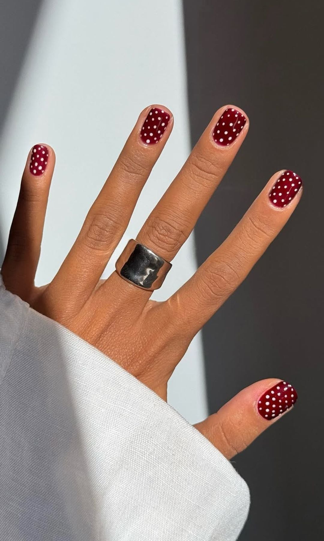 Manicura granate de lunares