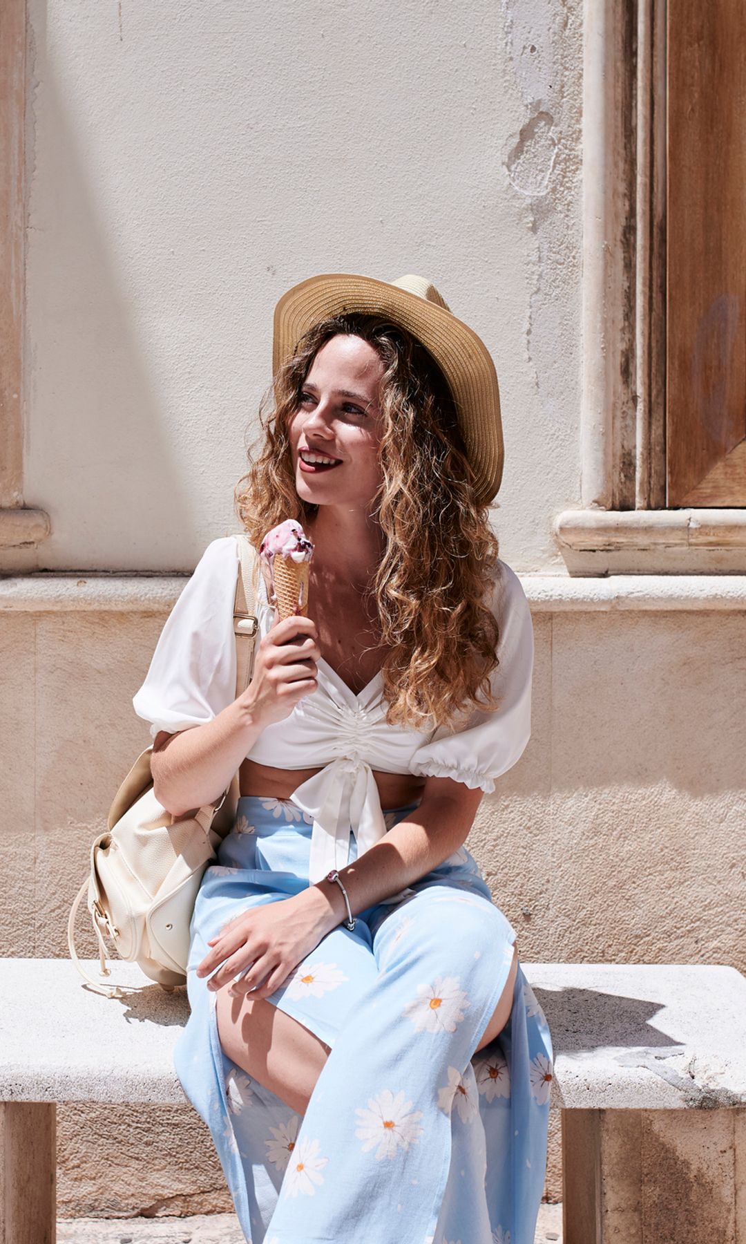 Mujer tomando un helado