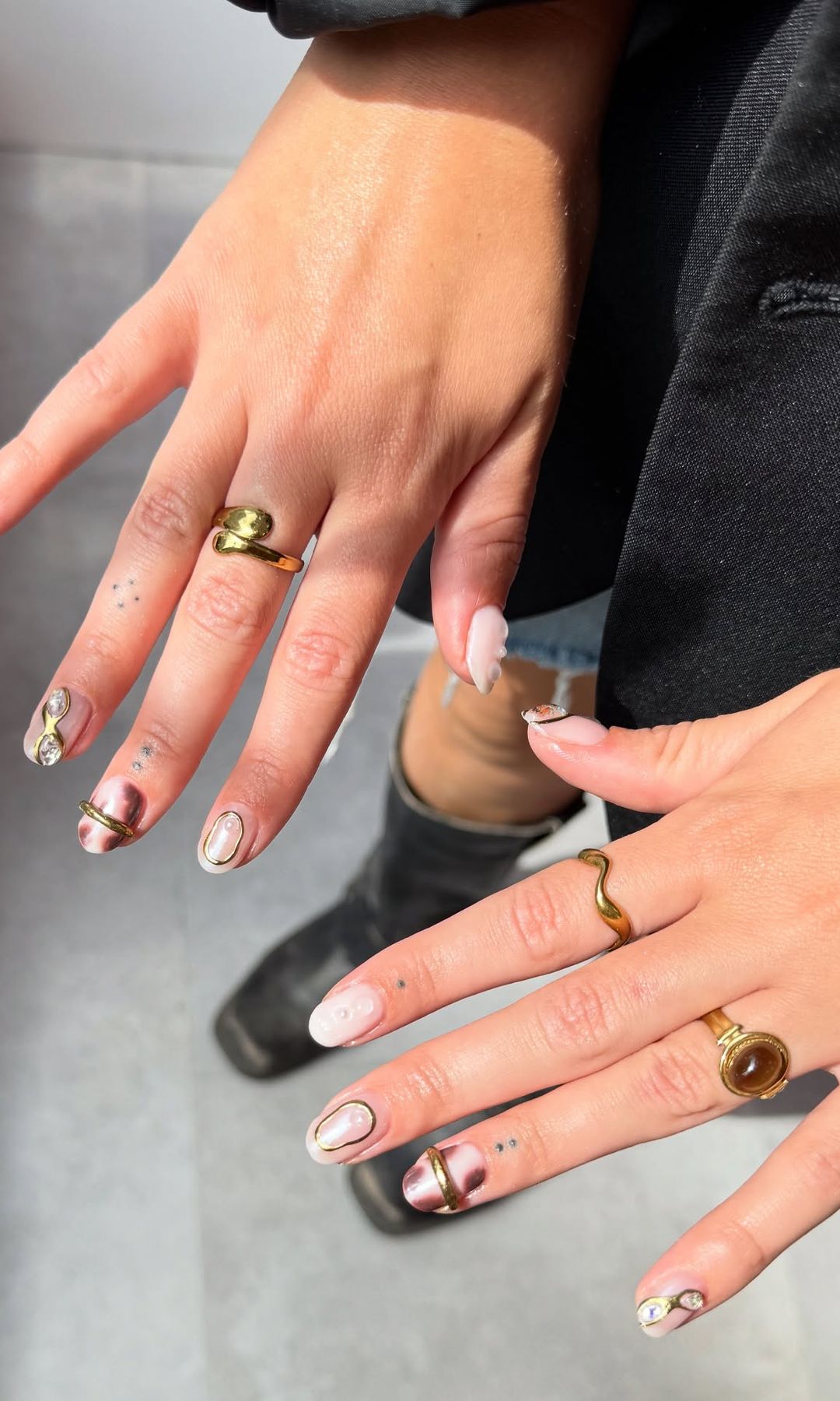 Manicura con detalles dorados