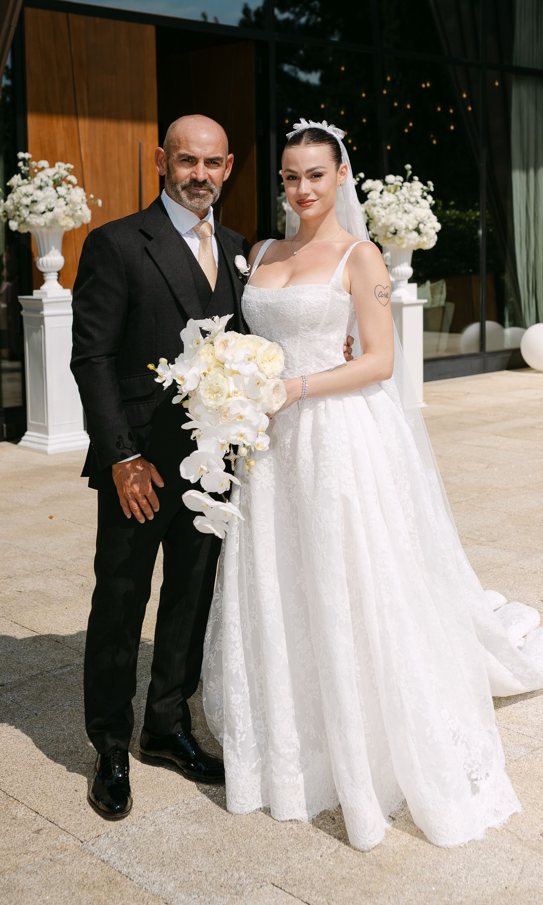 Nadia Jémez junto a Paco Jémez, su padre, en el primer posado minutos antes de poner rumbo al altar