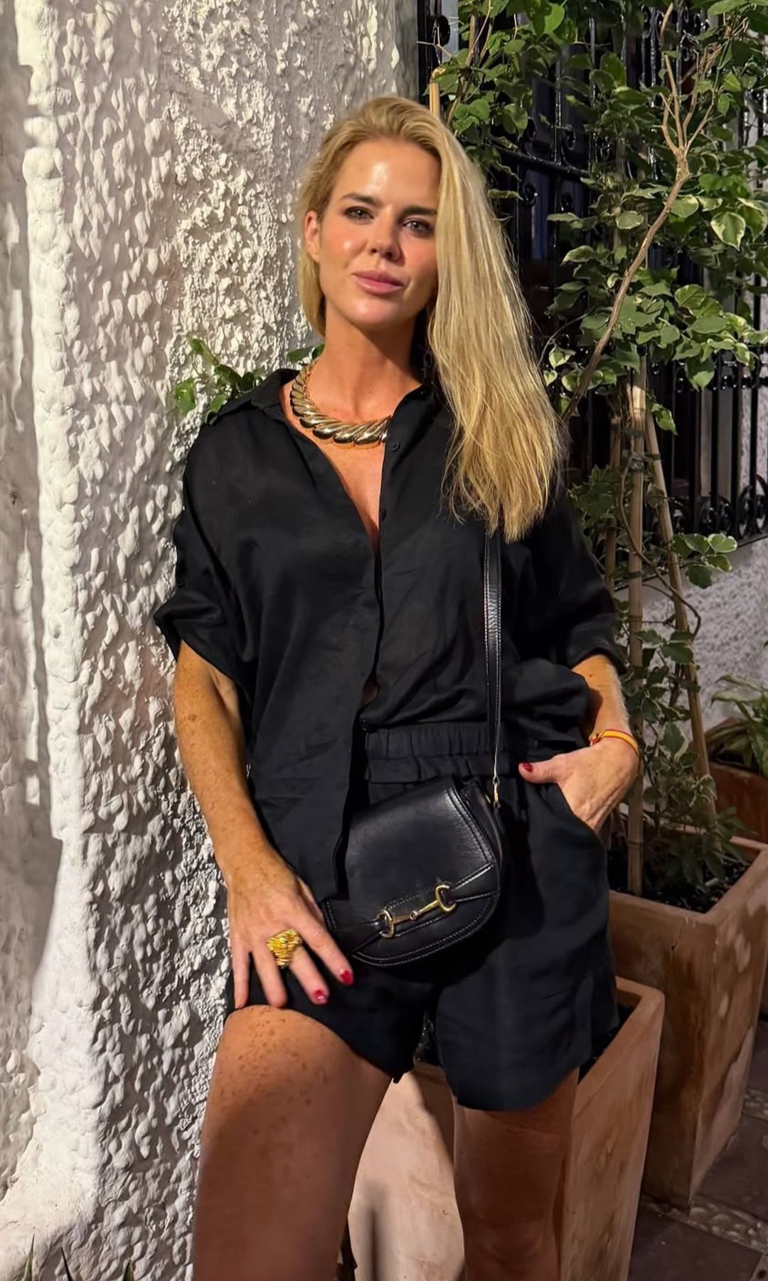 Amelia Bono conquista Marbella con el look negro más elegante del verano: camisa de lino, collar XL y un bolso 'vintage'