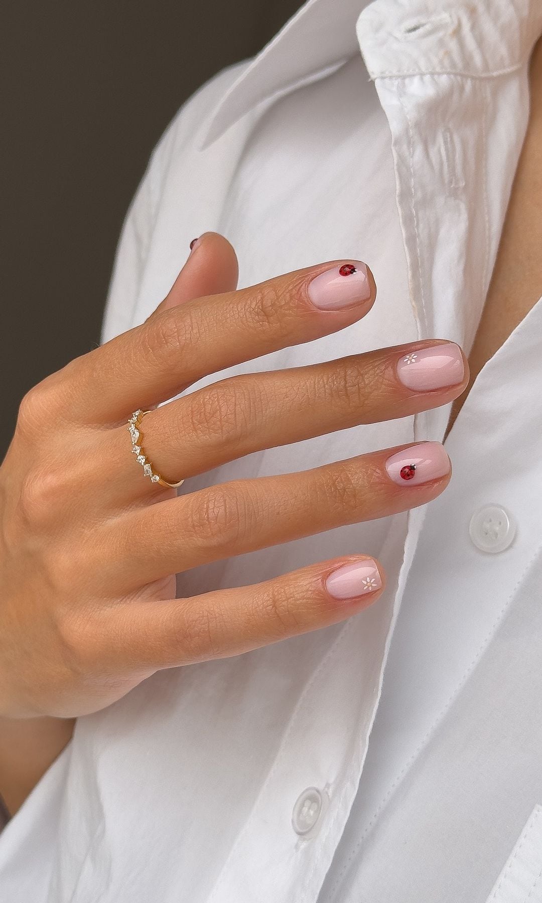Manicura con mariquitas minimalista