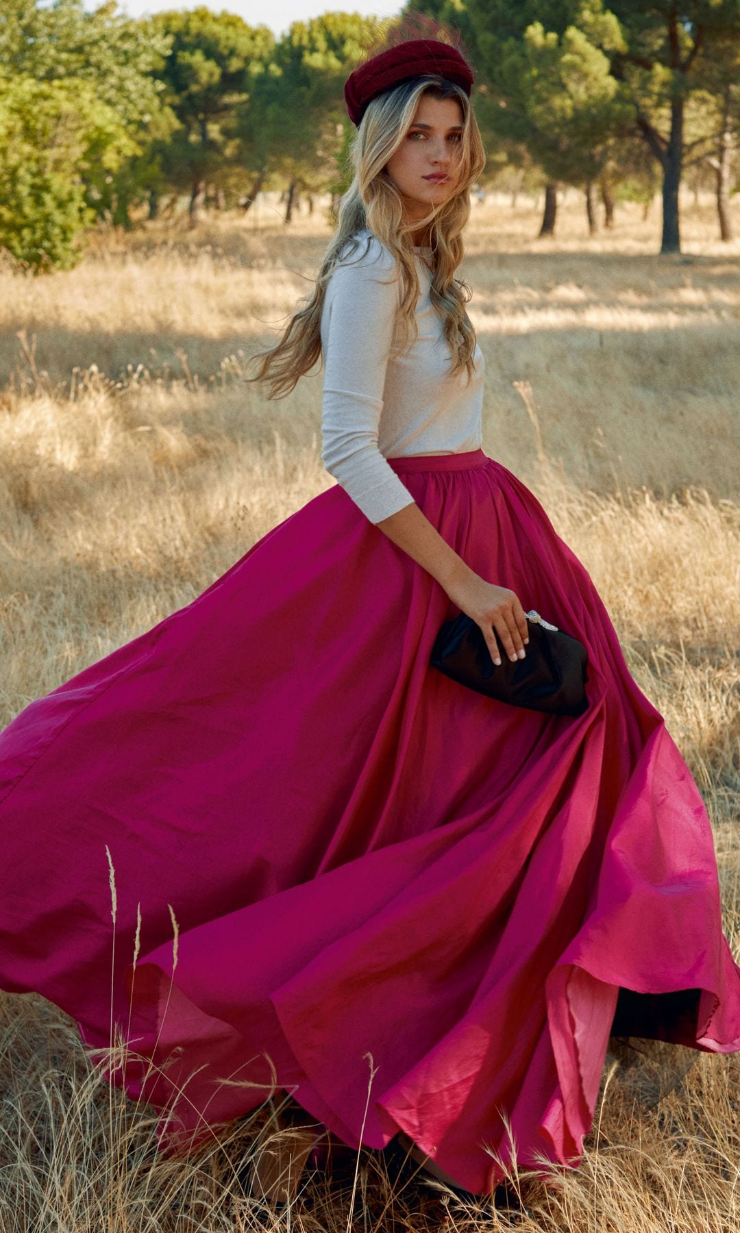 Efecto buganvilla: En las bodas de otoño-invierno también hay espacio para el color, el volumen y el movimiento. Prueba de ello es esta propuesta formada por jersey, de Mango; falda, de Serra Studio; tocado, de Mariana Barturen, y clutch, de Aquazzura