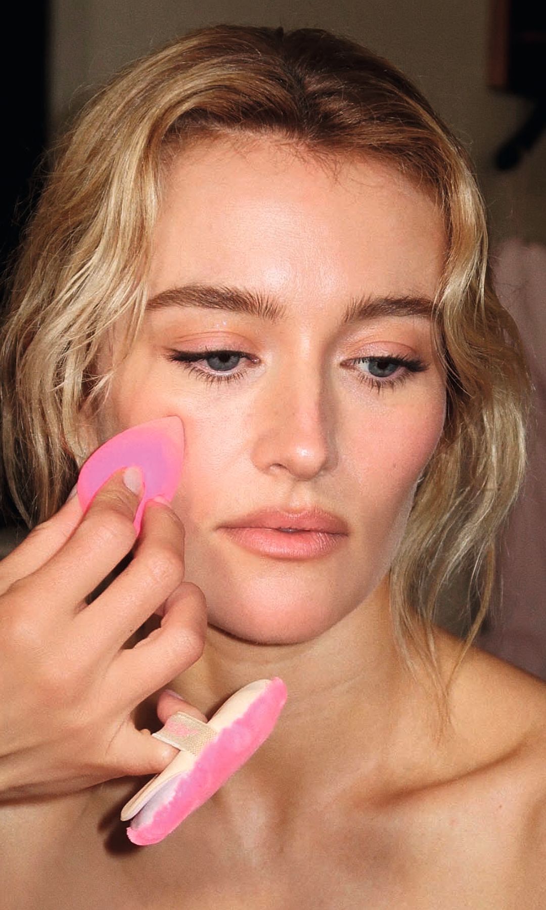 SE HAN RUBORIZADO
El clean look da paso esta primavera a un maquillaje donde el colorete aflora de forma exuberante. En las imágenes, Sarah Pidgeon, el último fichaje de Hailey Bieber para su firma Rhode
