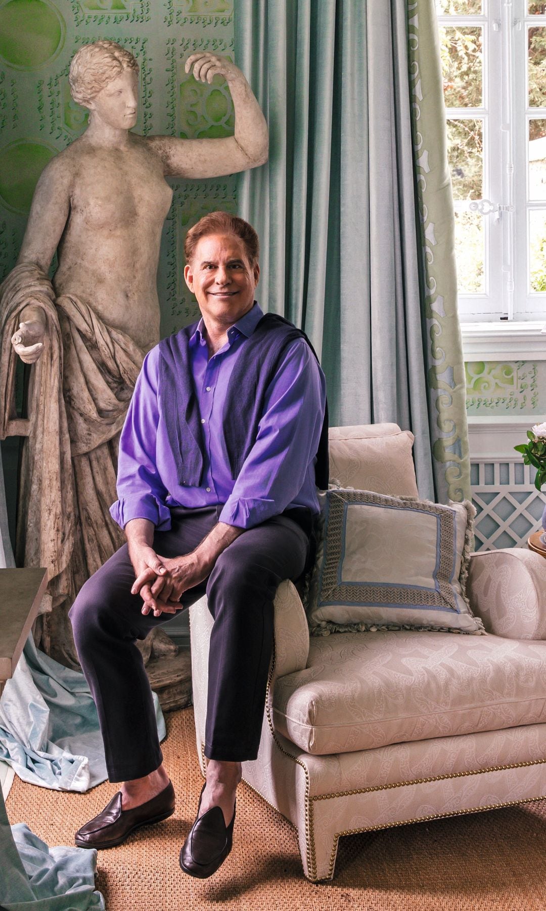 El interiorista convirtió lo que originalmente había sido diseñado como un taller de artistas en su propio dormitorio. Diseñó papel pintado para la empresa inglesa Fromental, reflejando los jardines franceses formales que se encuentran justo fuera de la habitación. Se añadieron paneles de "treillage" a las paredes para realzar la sensación de jardín