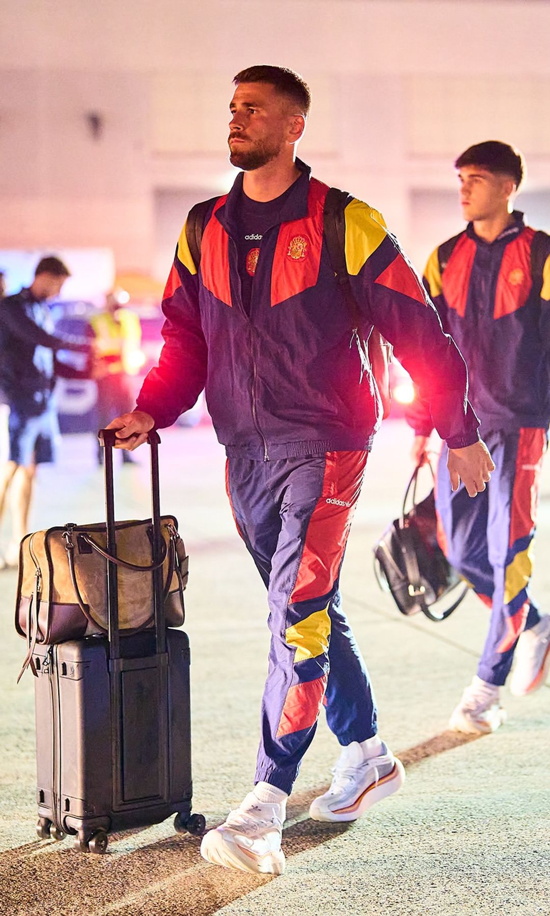 Unai Simón con el bolso 'Amazona 180 XL' de Loewe
