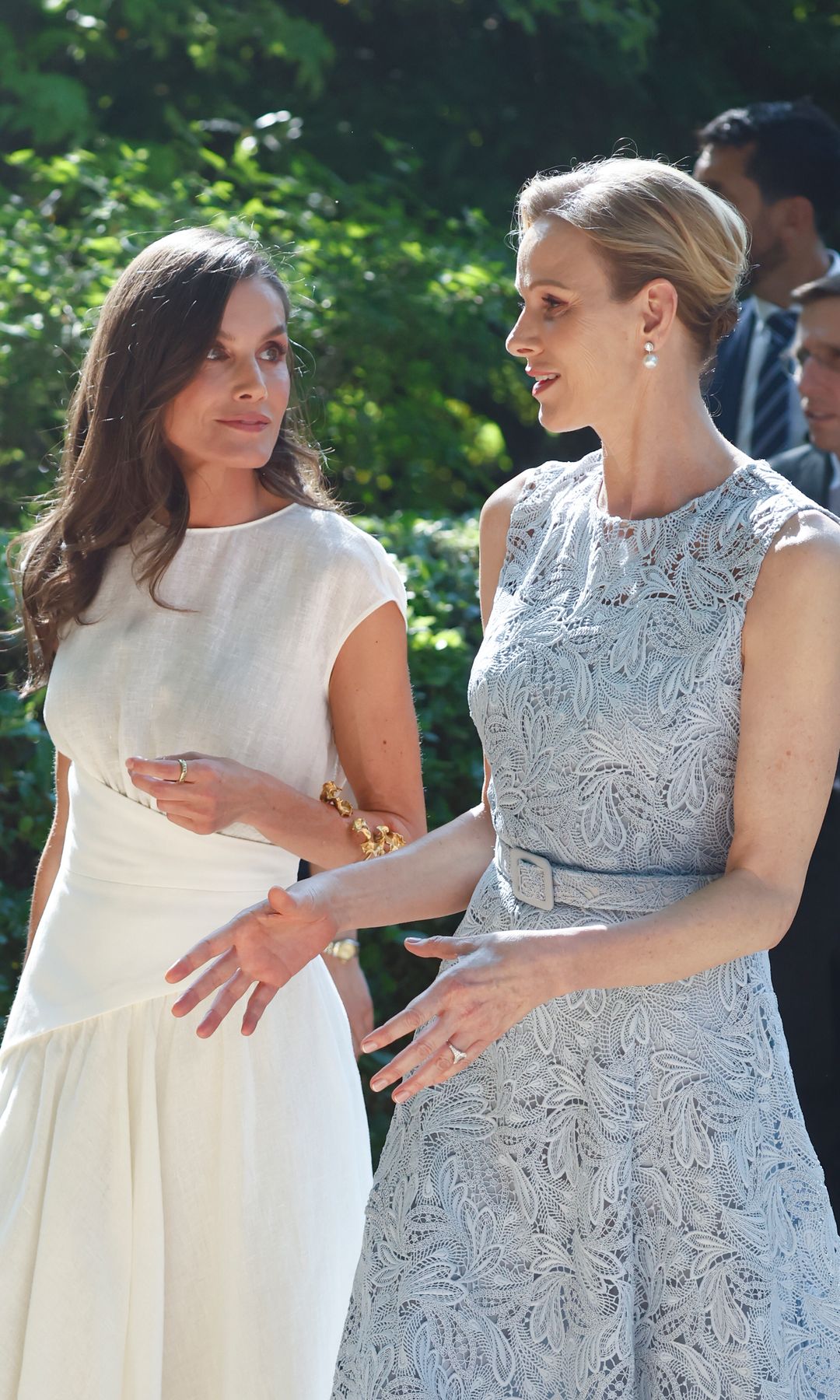 Los looks de Charlene de Mónaco y la reina Letizia en Madrid: vestidos con truco, tacones 'kitten' y joyas inesperadas
