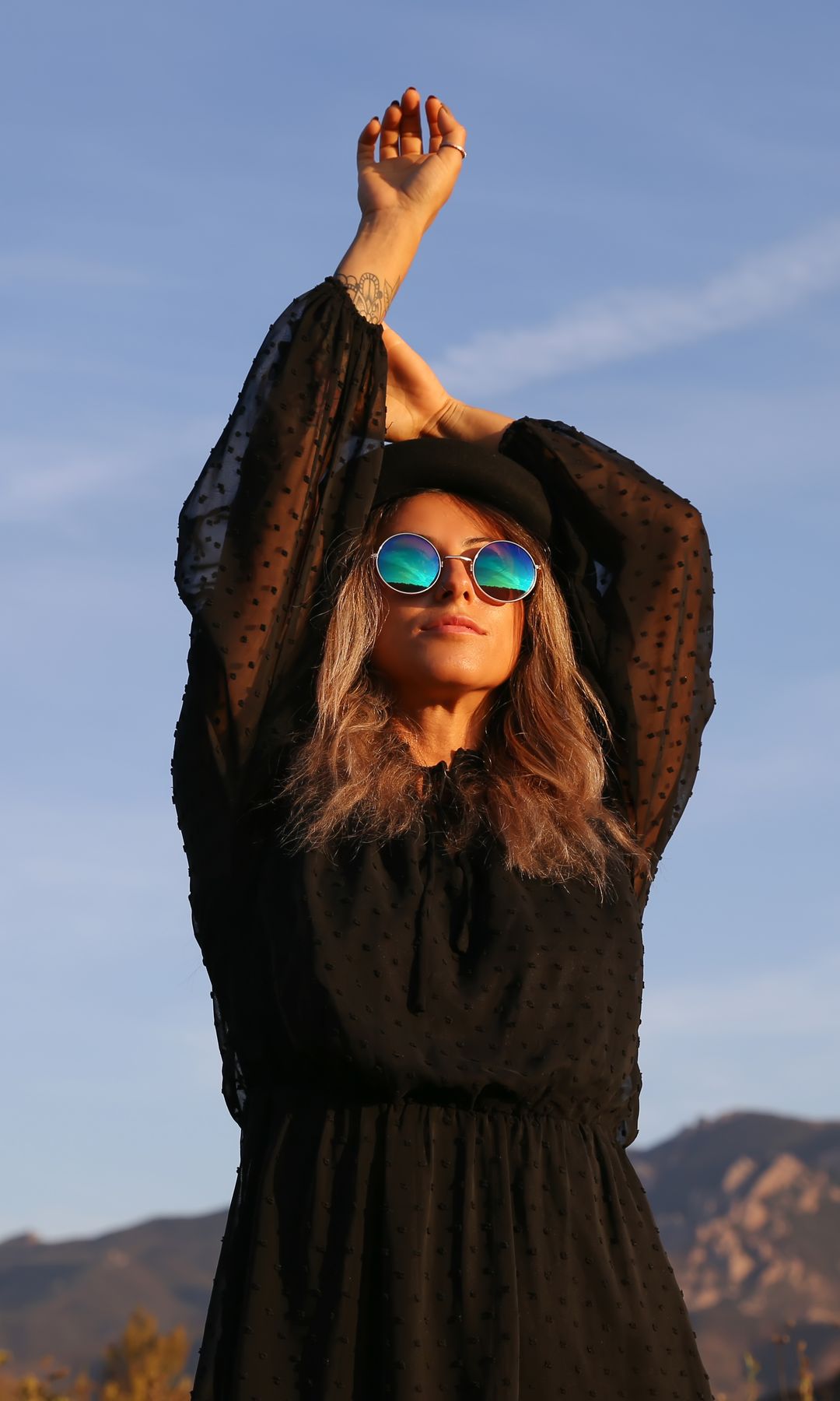 Mujer con gafas de sol en el campo