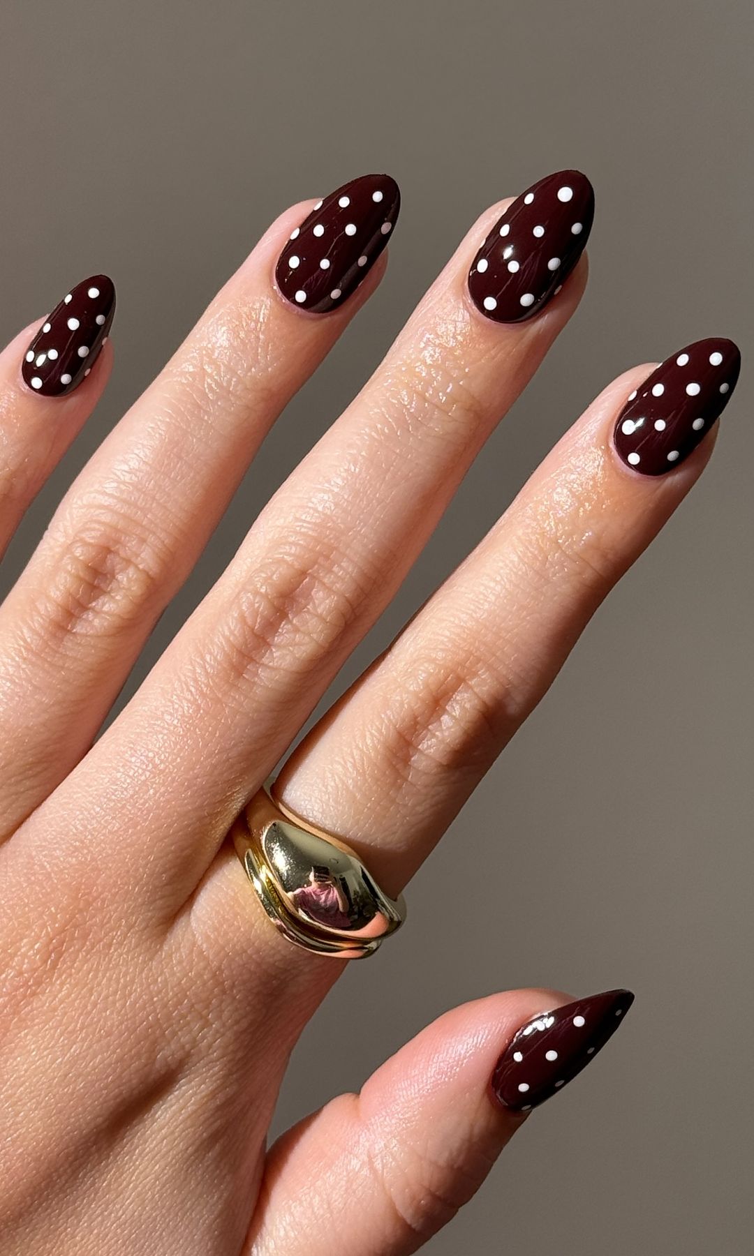 Manicura marrón de lunares