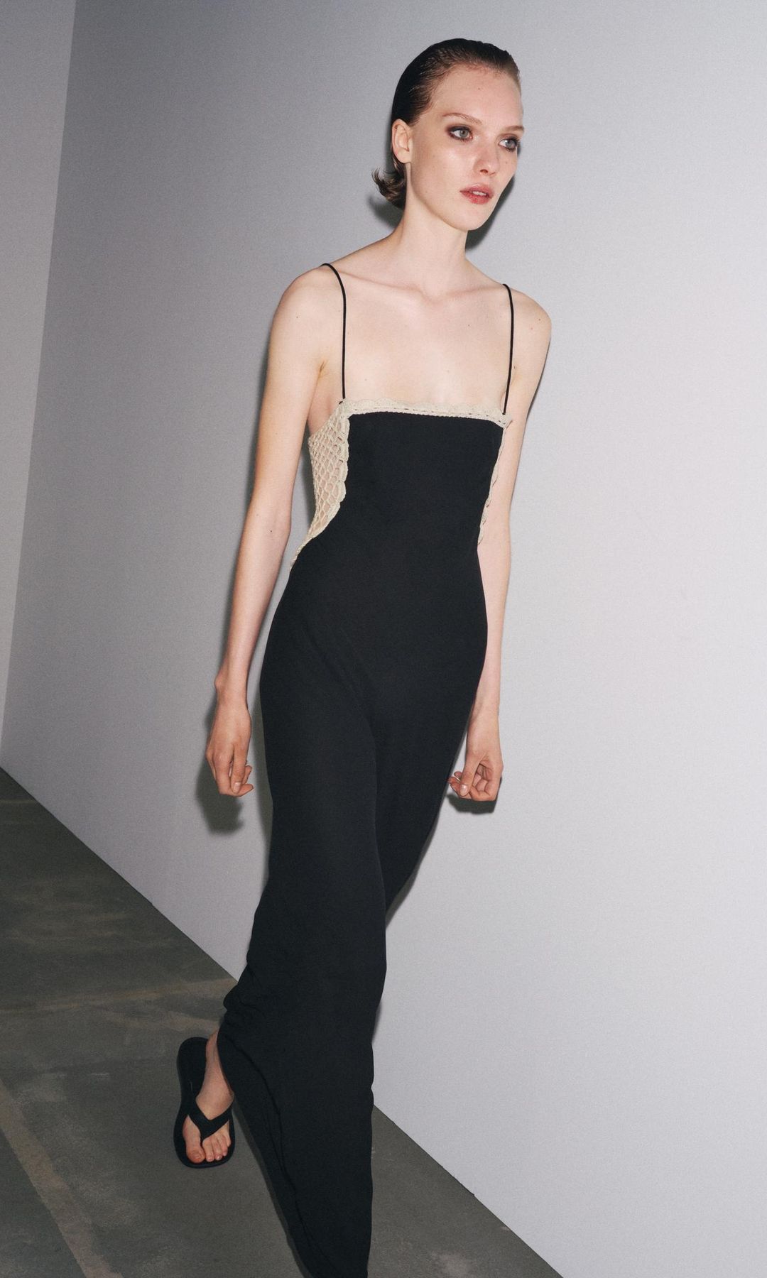 Vestido combinado de crochet, de Zara