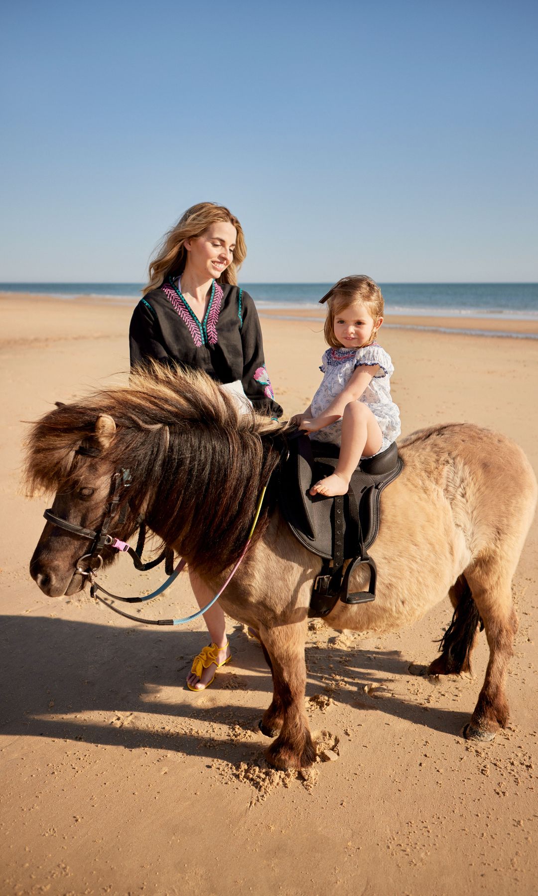 AFICIÓN HEREDADA
La familia, en la playa. La pequeña Sara también disfruta de la afición a los caballos. 