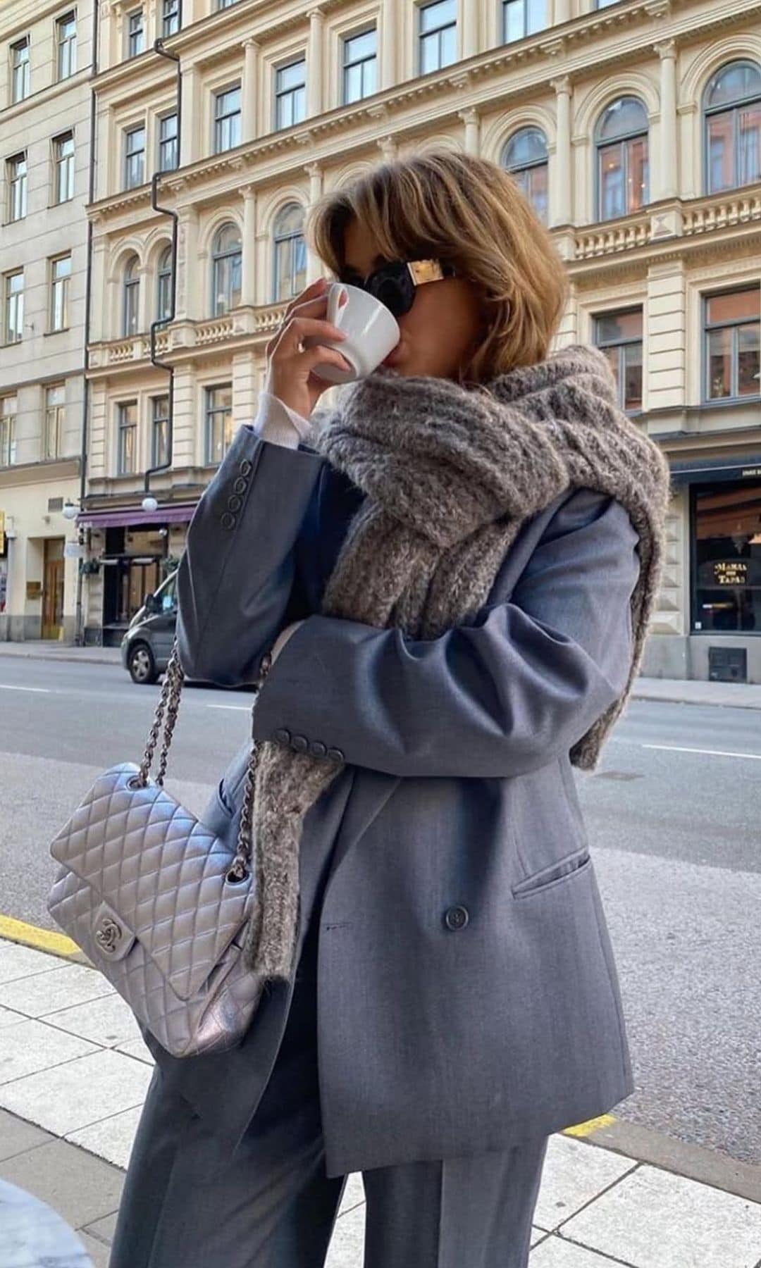 Cómo llevar el jersey sobre los hombros en invierno