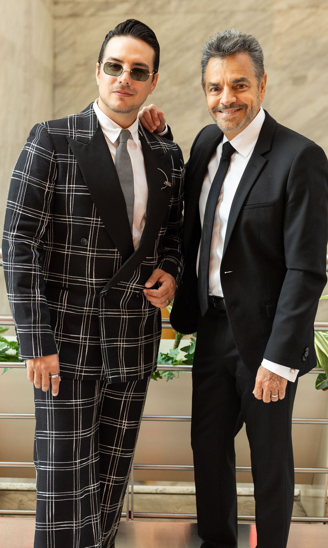 Vadhir Derbez con su padre Eugenio Derbez