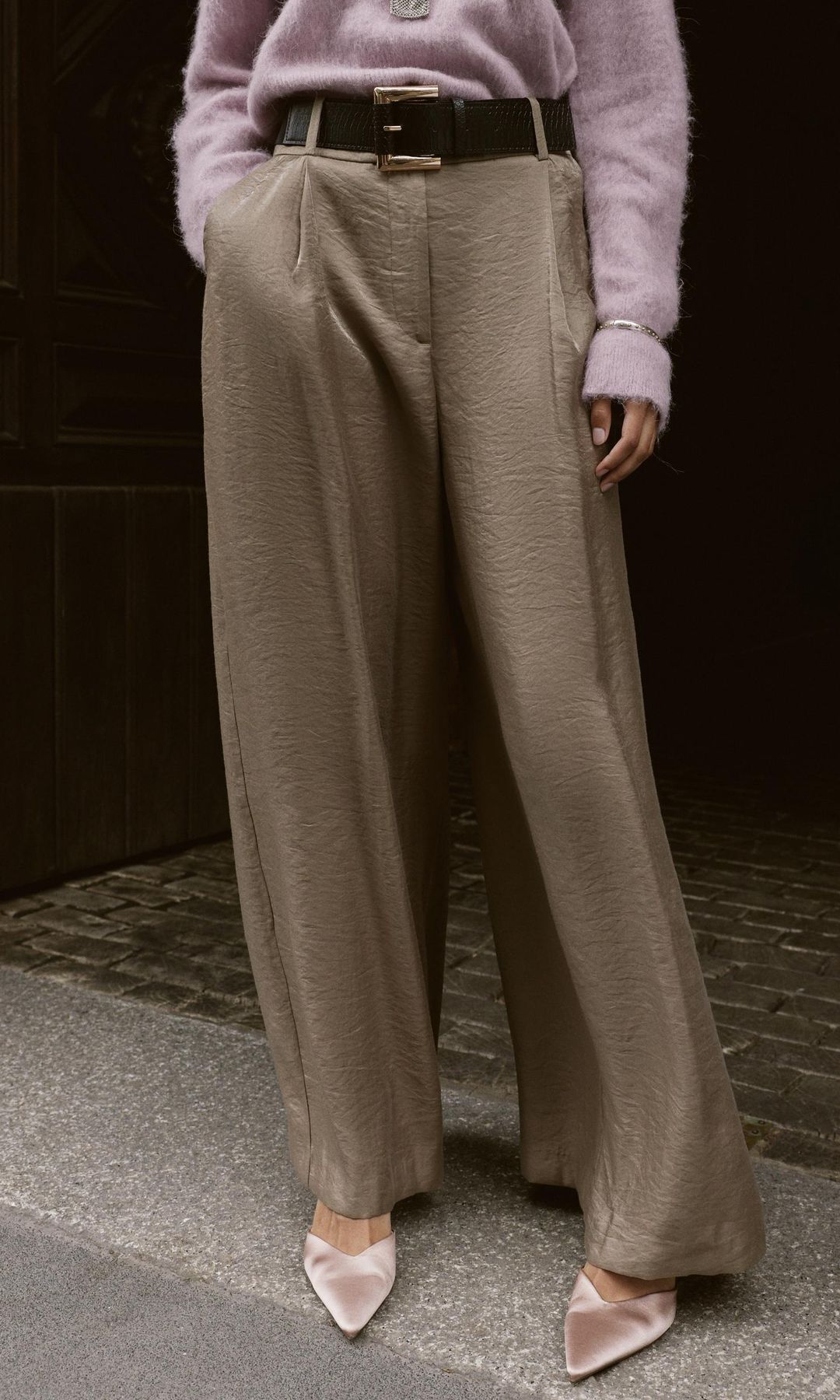 Pantalón fluido de tiro alto con pinzas delanteras y cinturón, en marrón topo, de Zara