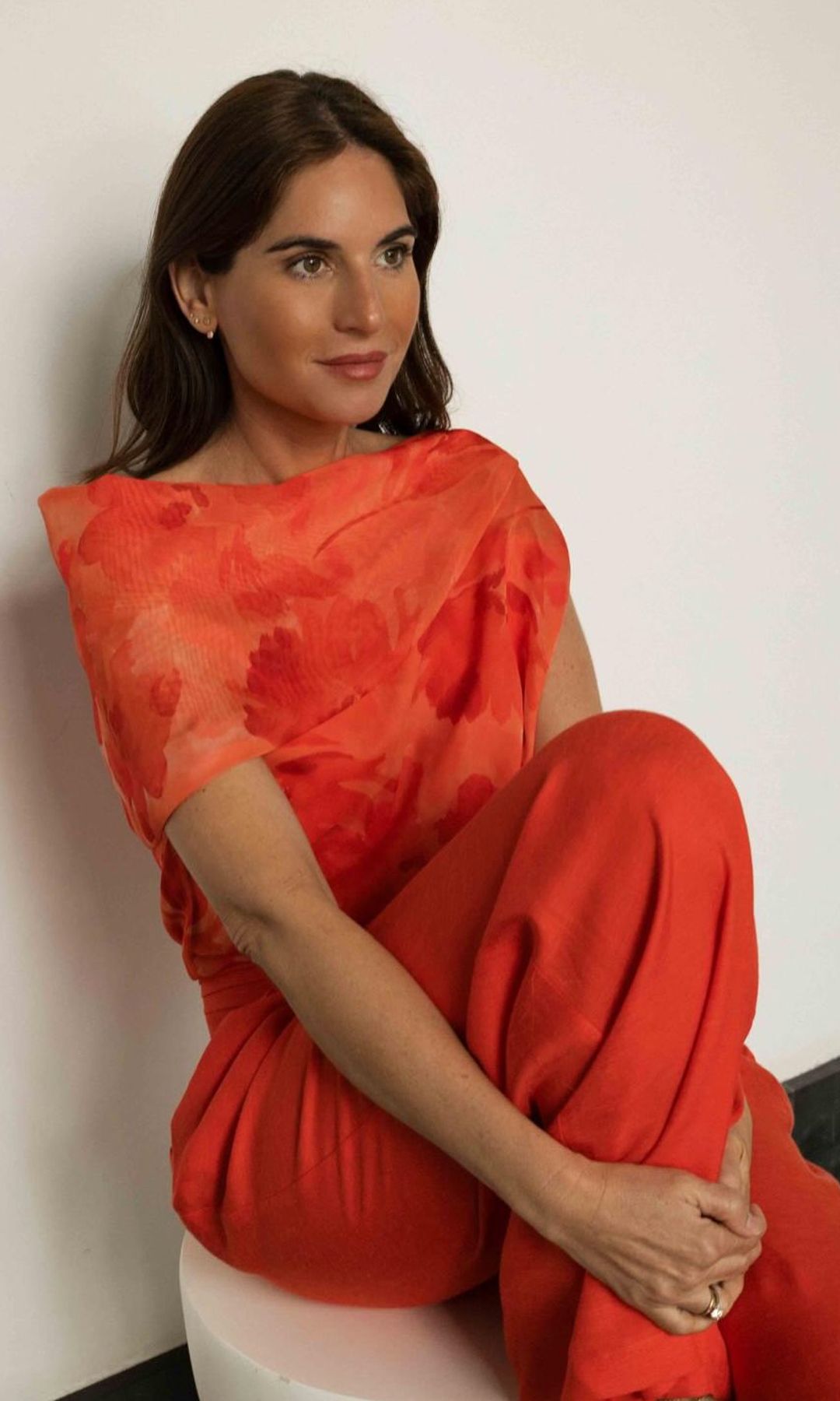 Lourdes Montes con conjunto naranja de invitada, de Bimani