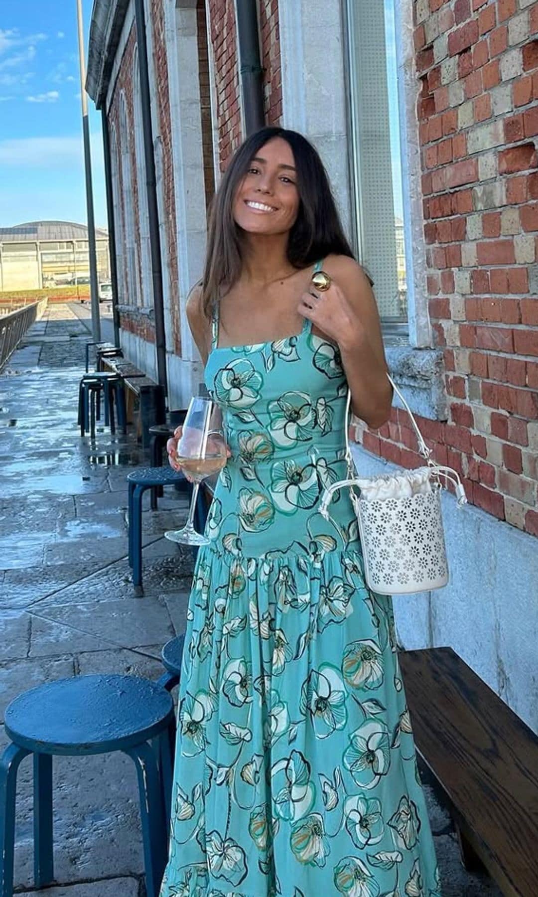 Influencer con look de invitada