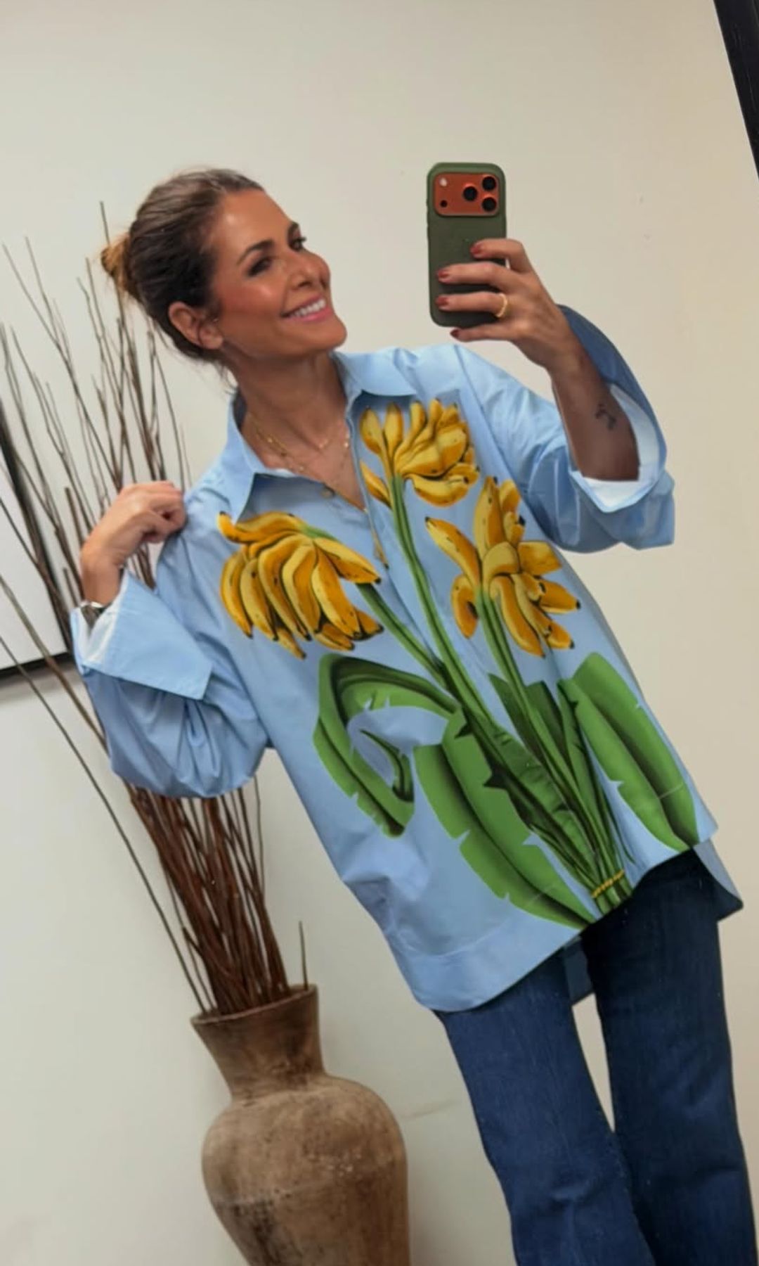 Nuria roca con camisa azul con estampado de plátanos