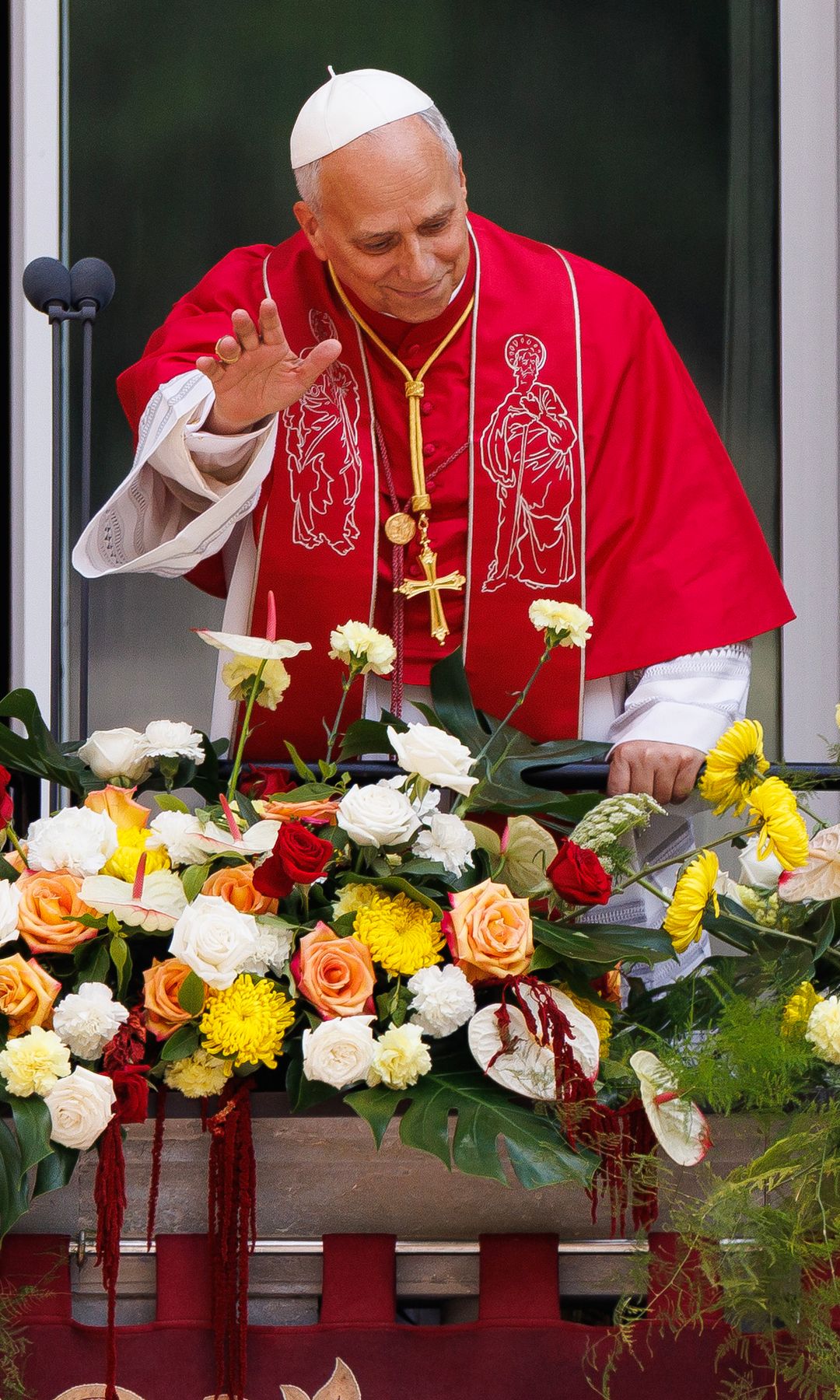El papa León XIV bendice a los fieles desde el balcón de la plaza de Santa María durante su visita a Montserrat, el 10 de junio de 2026