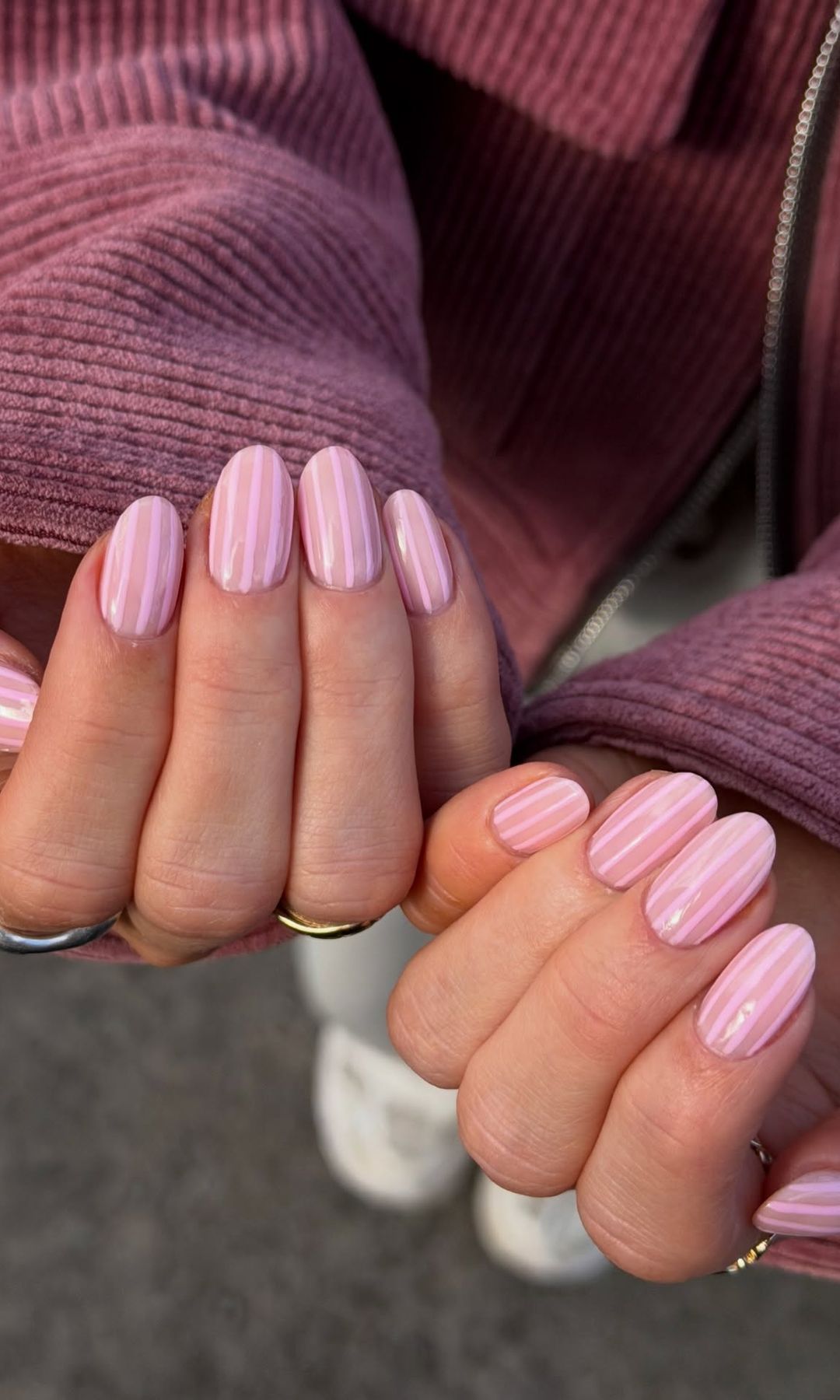 Manicura rosa a rayas