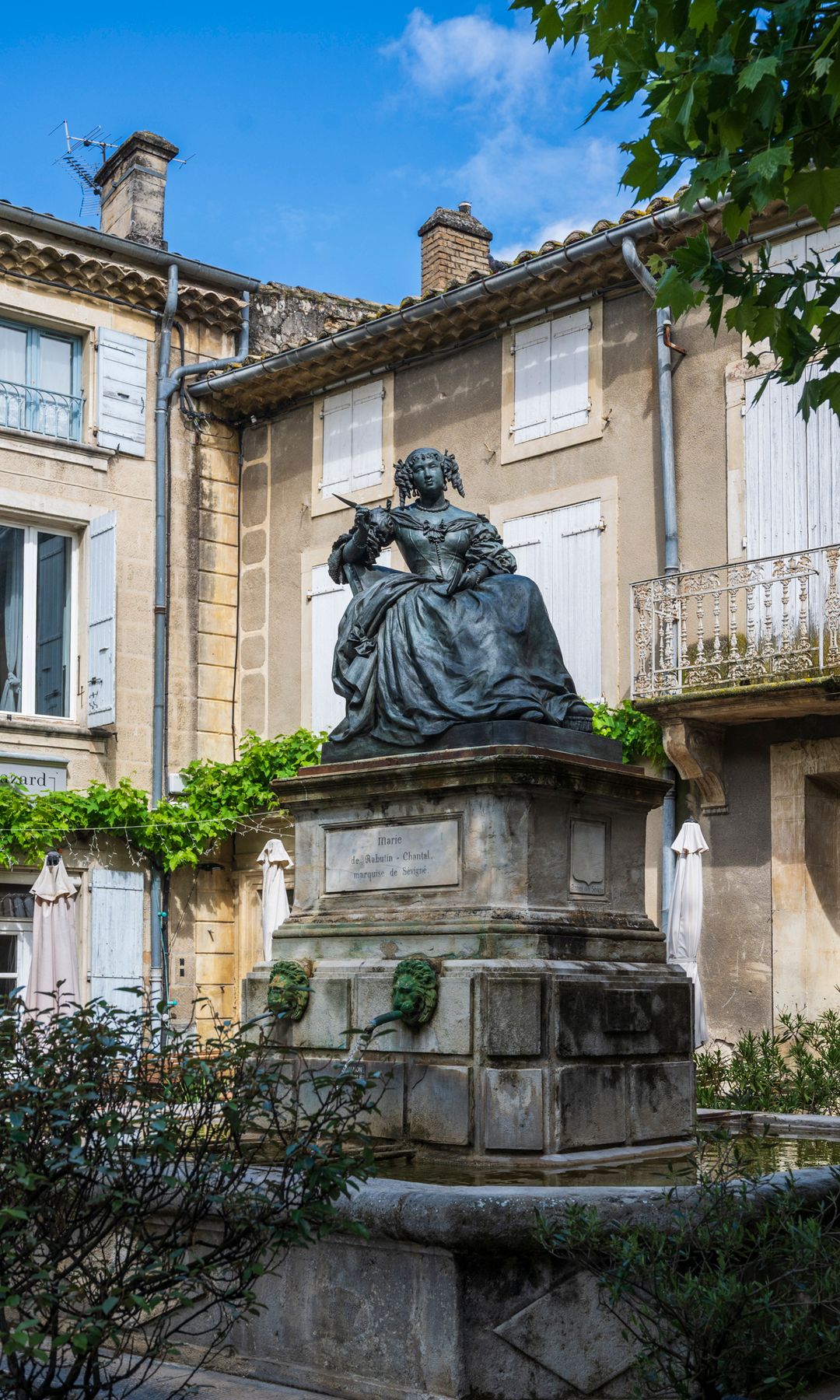 Escultura en homenaje a la marquesa de Sévigné cuando se conmemoran los 400 años de su nacimiento.