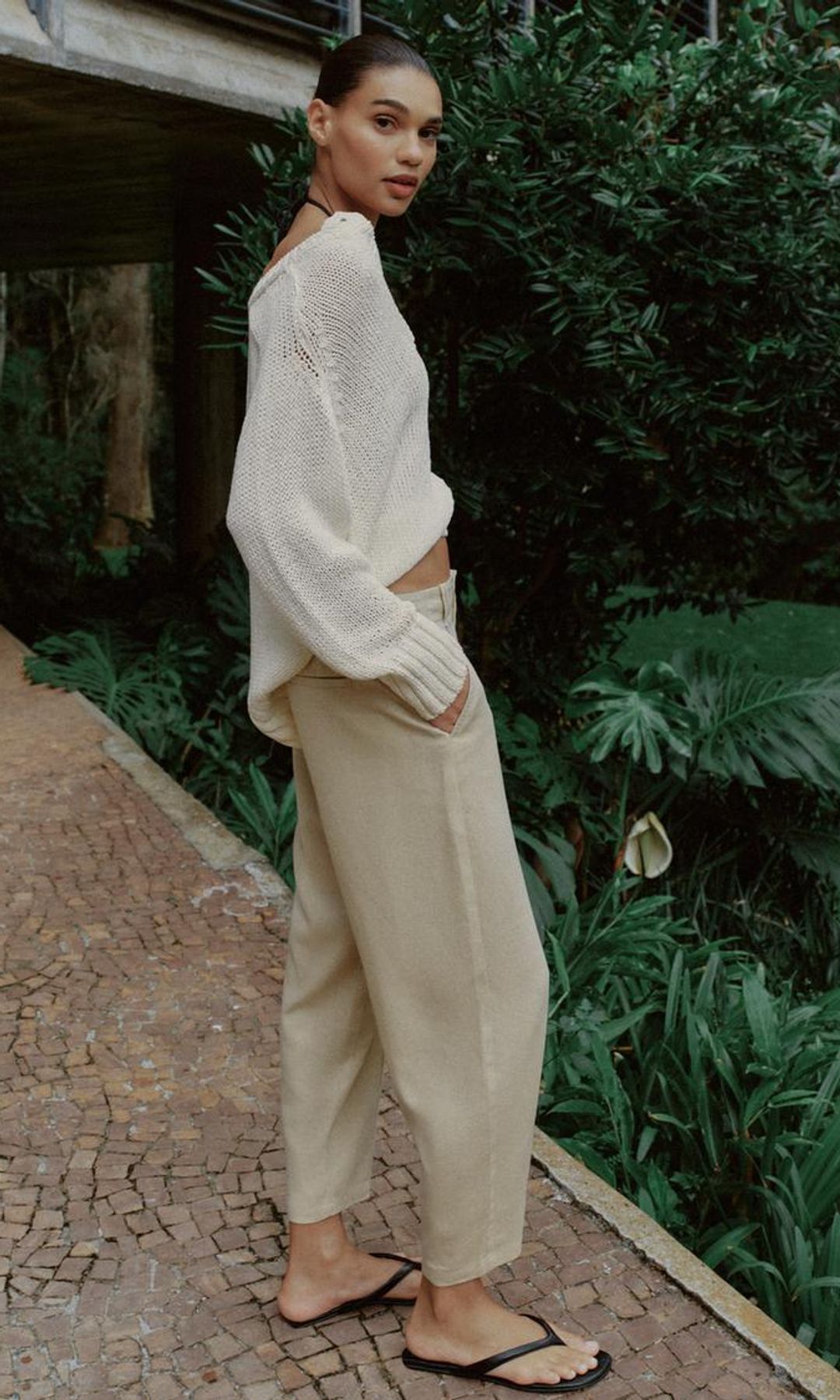 Pantalones 'carrot' confeccionados en lino, de Zara. 