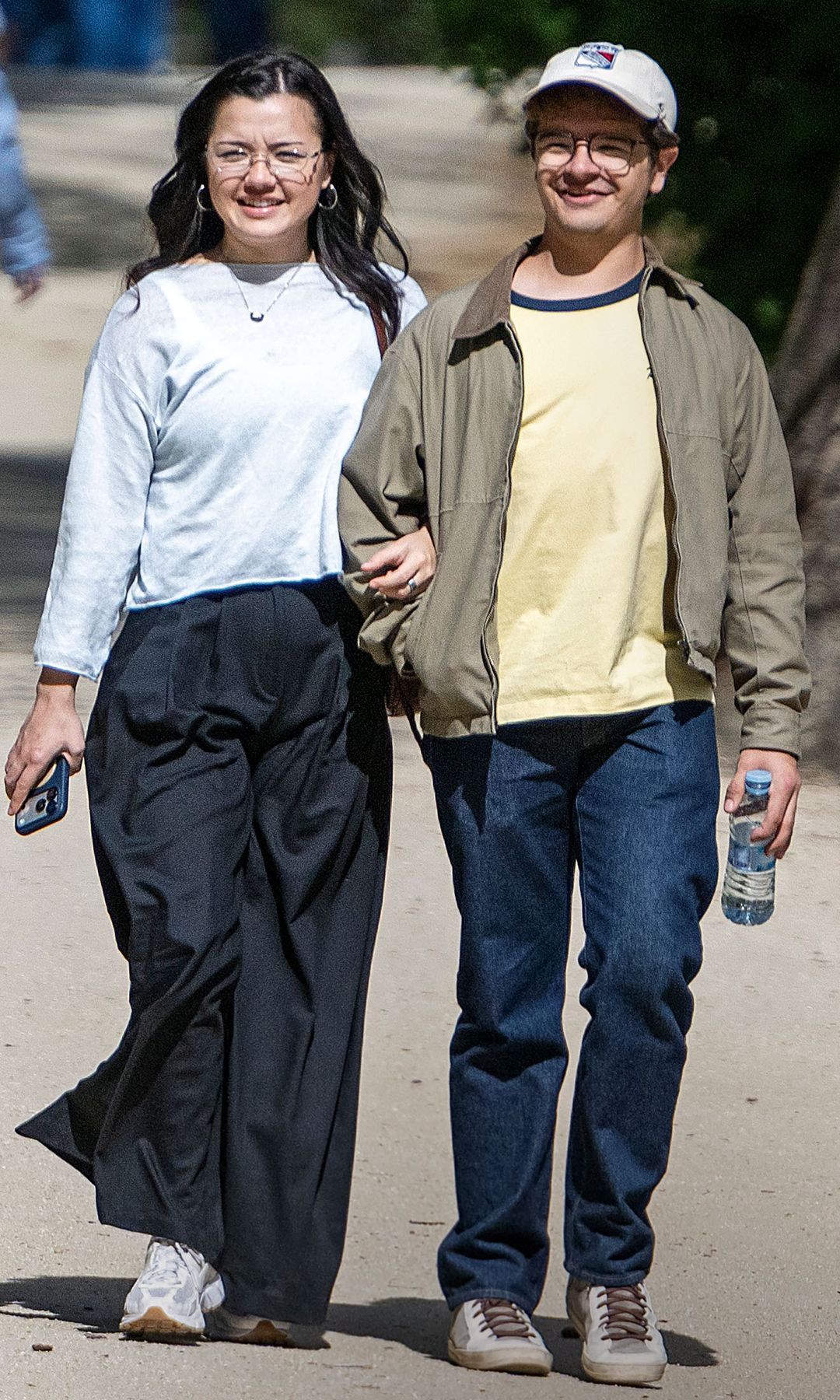 Gaten Matarazzo (‘Stranger Things’) y su novia captados de paseo por España
