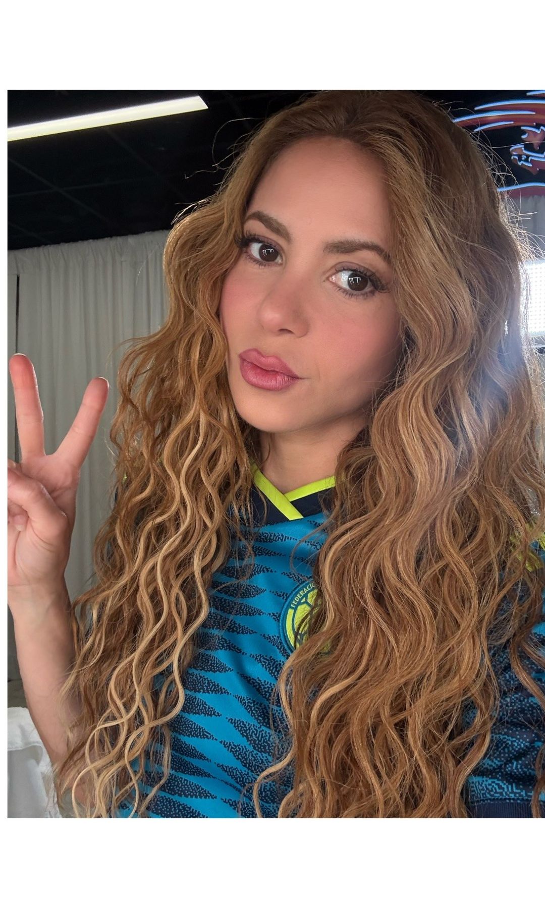 La colombiana lució el jersey de su selección en una clara muestra de apoyo.