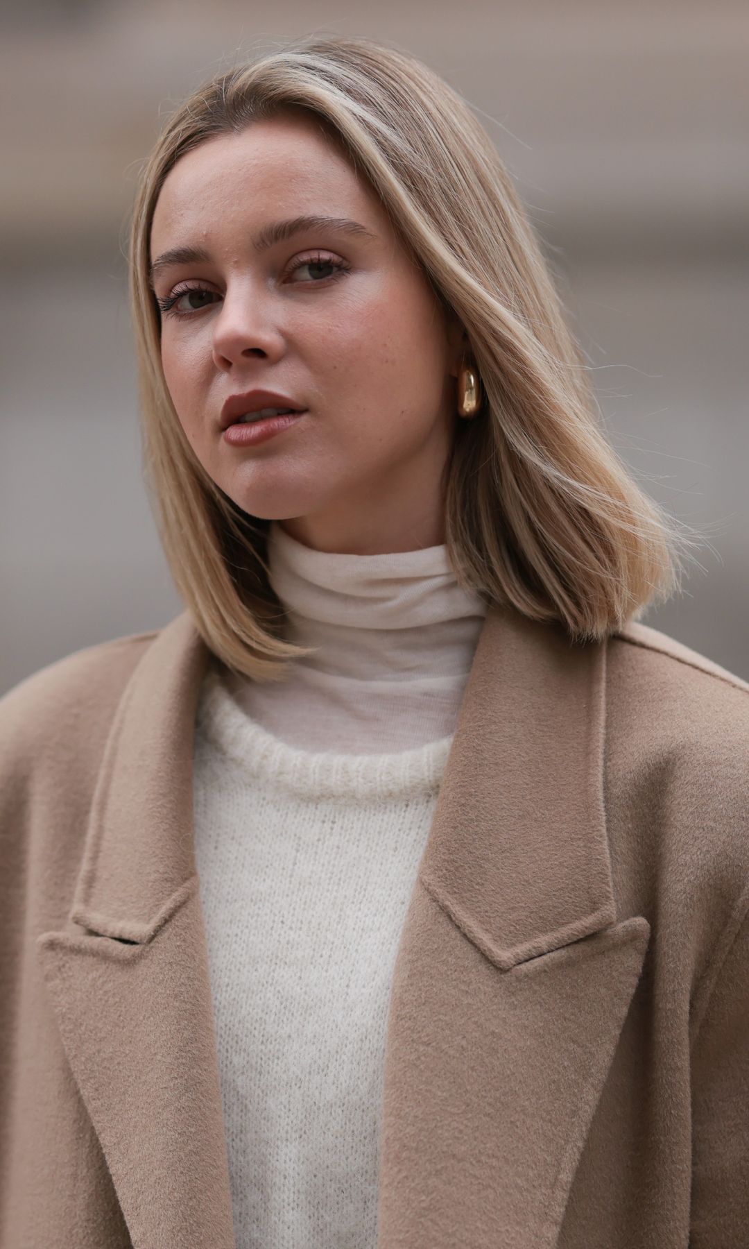 Mujer con cabello rubio