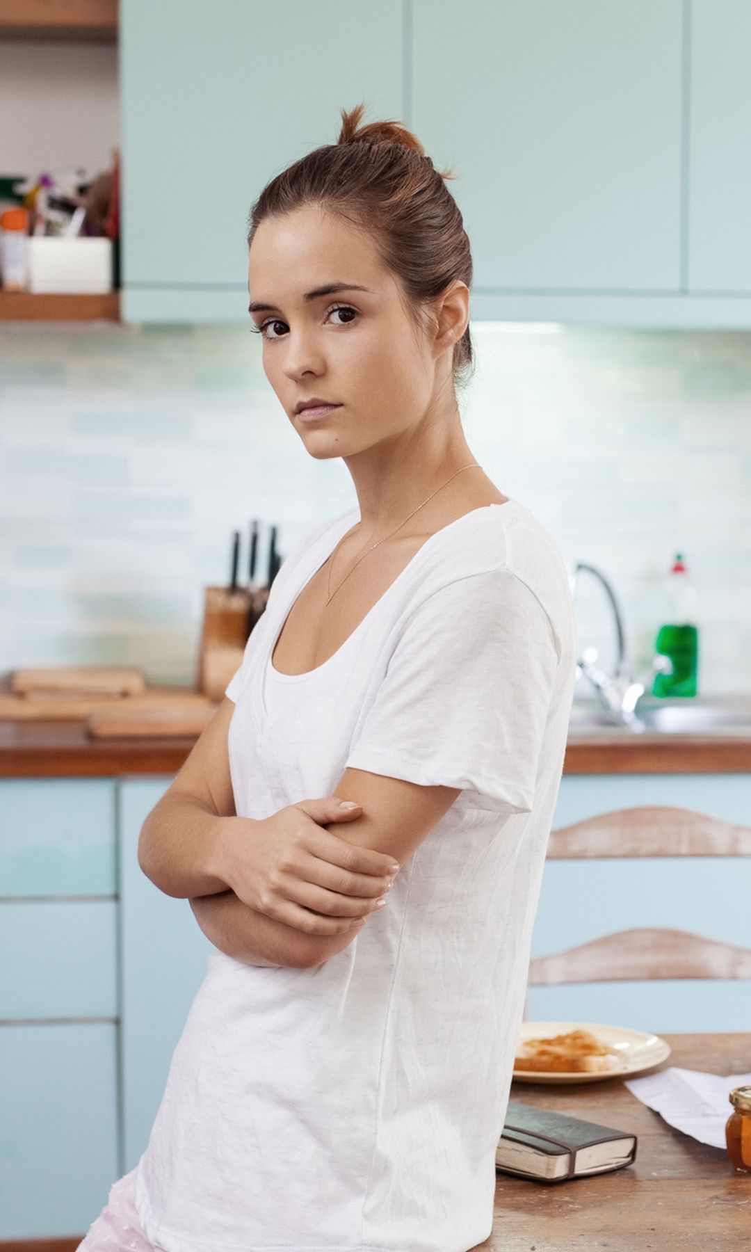 mujer preocupada en la cocina, con una amiga